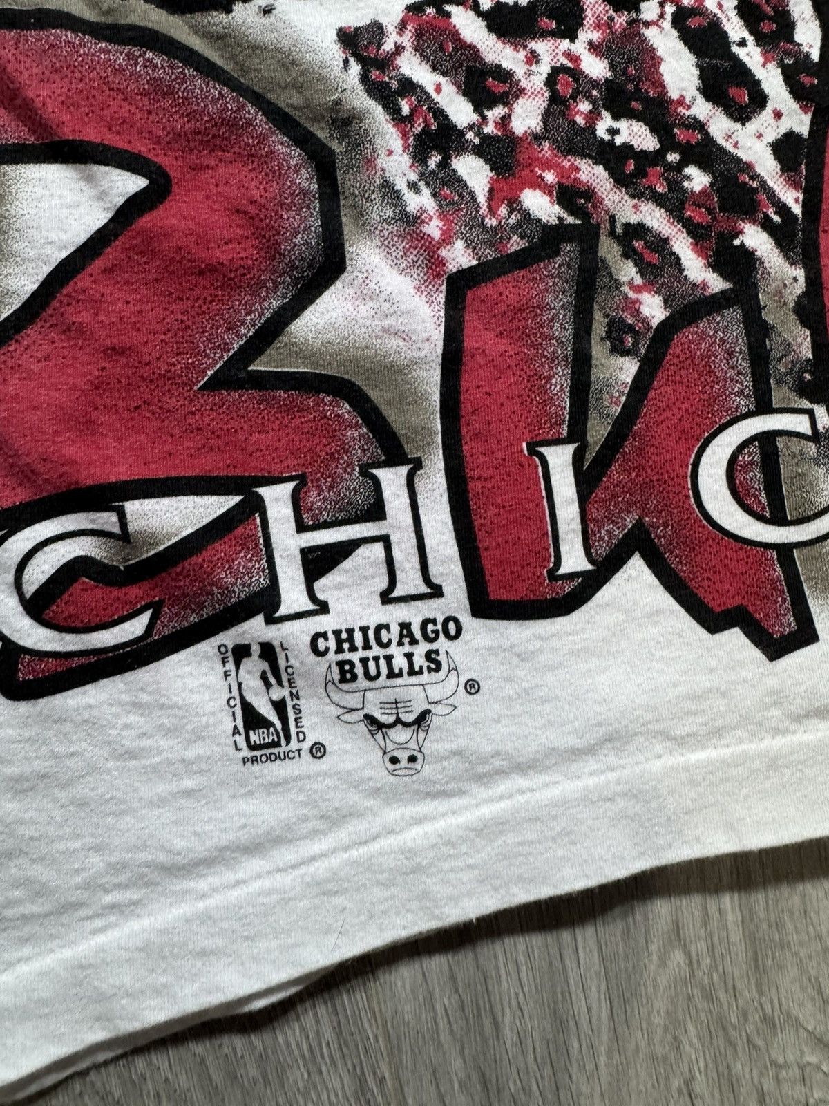 NBA Vintage 90s Chicago Bulls NBA Bulls All Over Print Tee Size US L / EU 52-54 / 3 - 9 Thumbnail