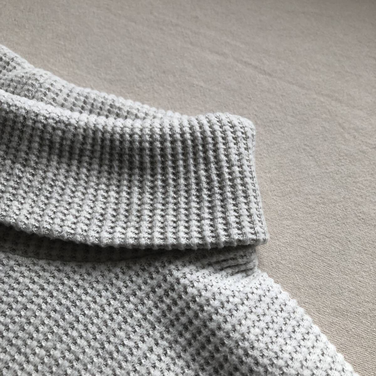 UNIVERSAL PRODUCTS. Waffle Turtleneck Sweater (Japan) Size US L / EU 52-54 / 3 - 6 Thumbnail