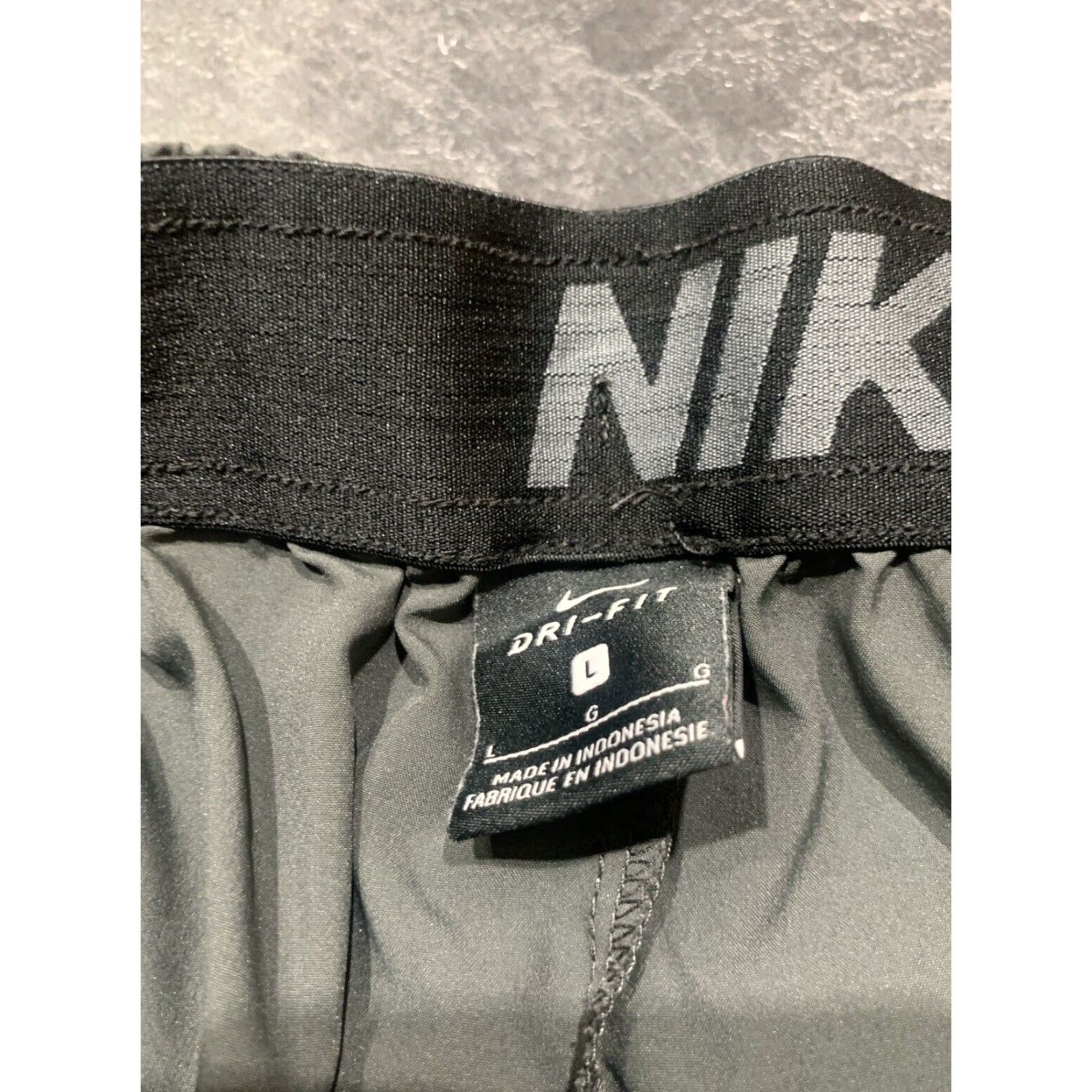 Nike Nike Dri-Fit Shorts Large Gray Polyester with Pockets Men Activewear Athletic Regular Size L Size US 33 - 3 Thumbnail