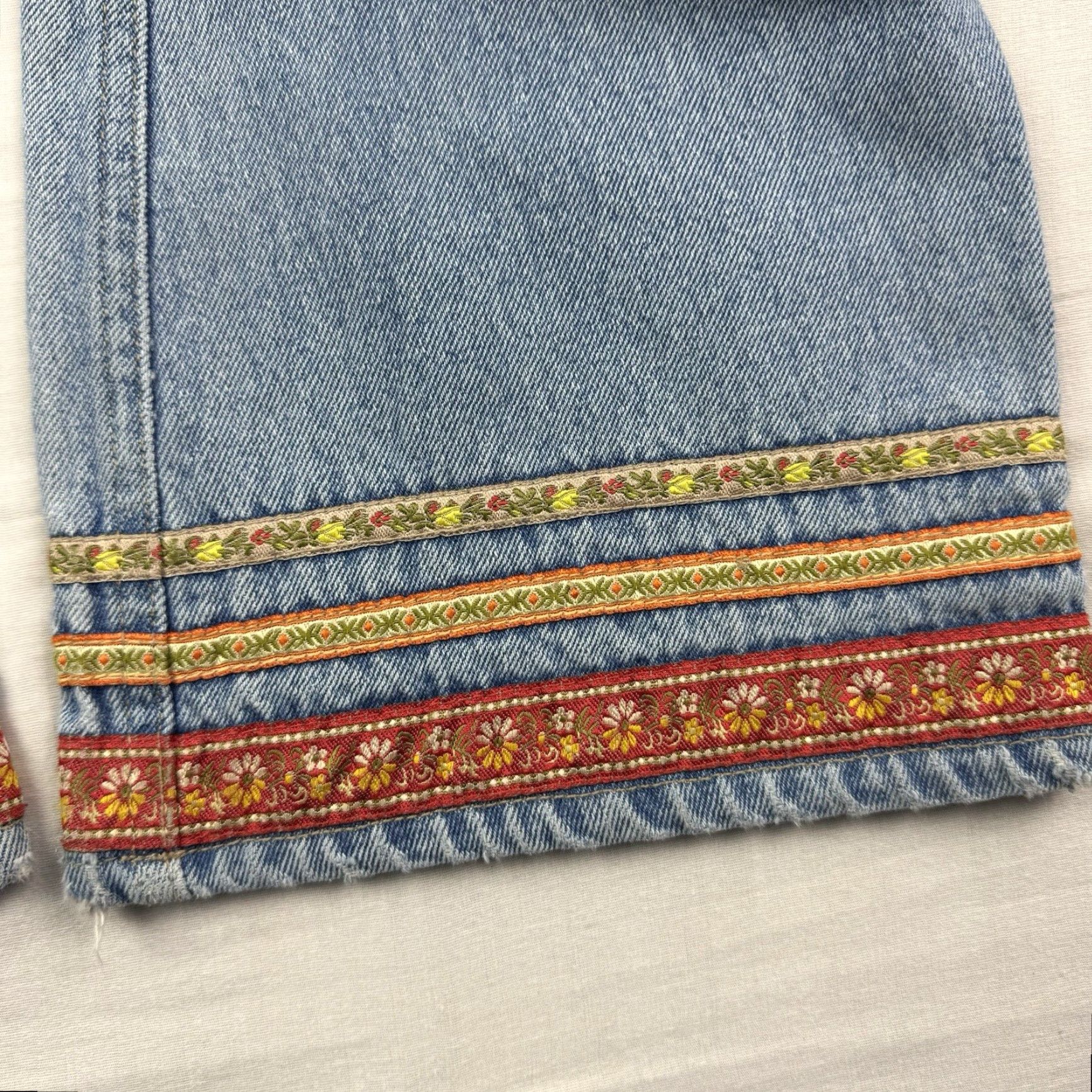 Vintage VINTAGE No Boundaries Jeans Bootcut Womens 5 Blue Floral Embroidered 90s Bohemian Flower Hippie Y2K Girls/Mens? Size 27" / US 4 / IT 40 - 5 Thumbnail