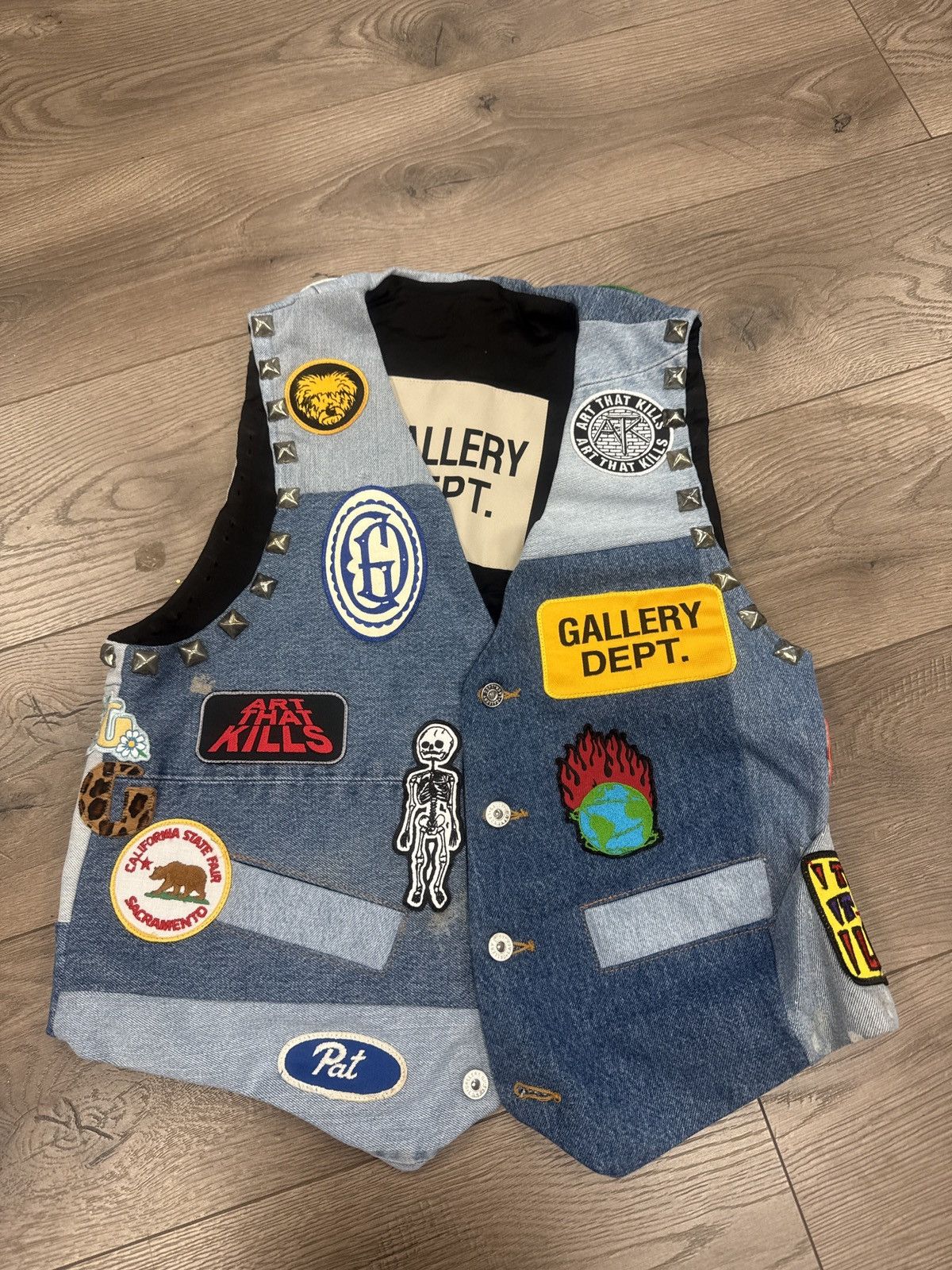 ジャケット・アウター GALLERY DEPT. Patch Detail Denim Vest GALLERY DEPT. Midnight Leather-Trimmed Appliquéd Denim Vest