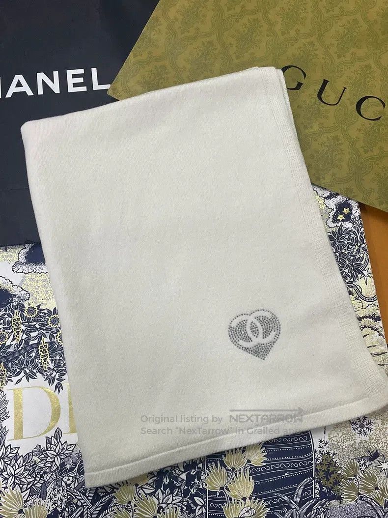 Chanel Chanel Beige double C rhinestone large scarf Size ONE SIZE - 1 Thumbnail