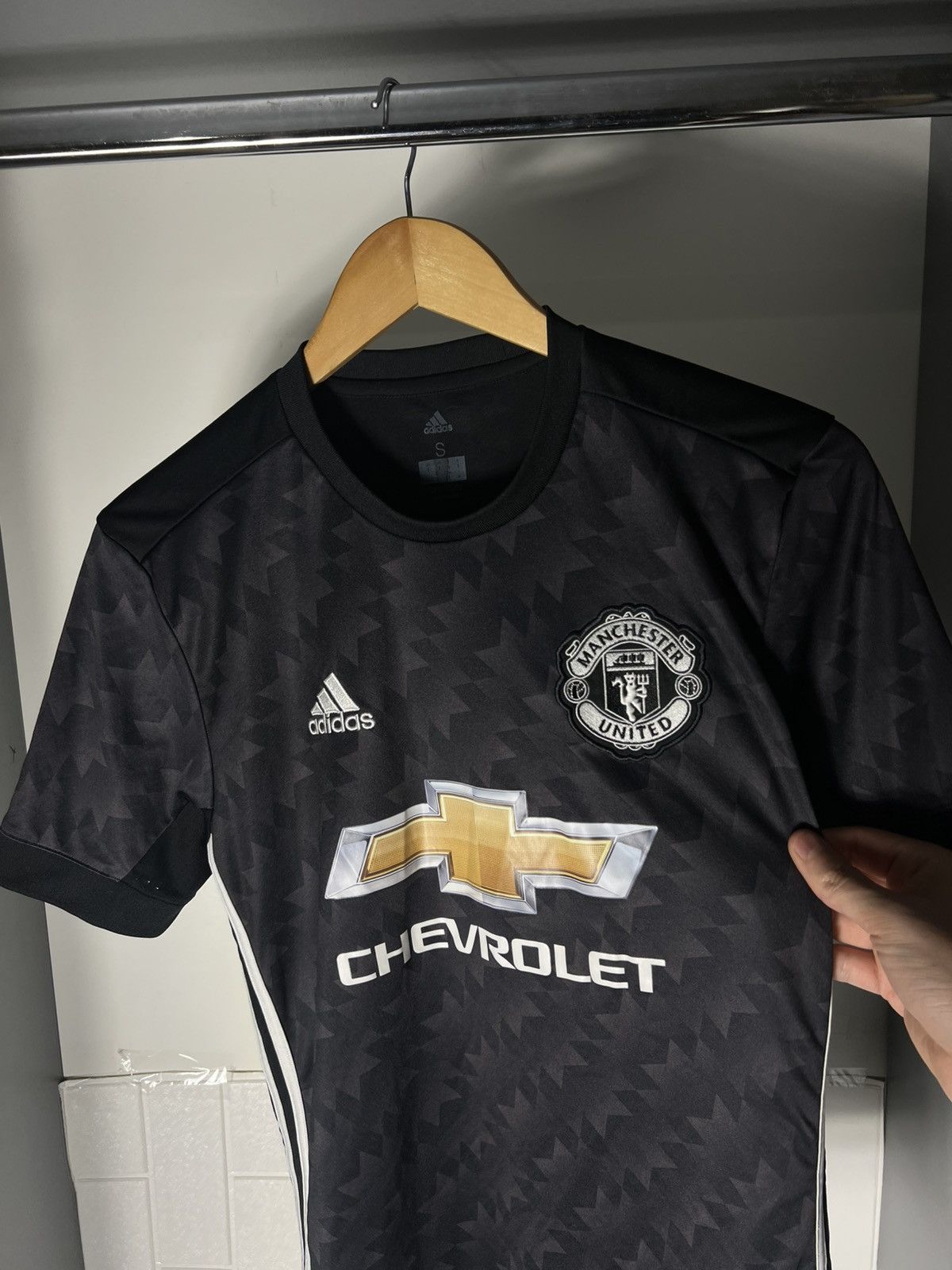 Vintage ADIDAS FC MANCHESTER UNITED ENGLAND SOCCER JERSEY RETRO Y2K Size US S / EU 44-46 / 1 - 7 Thumbnail
