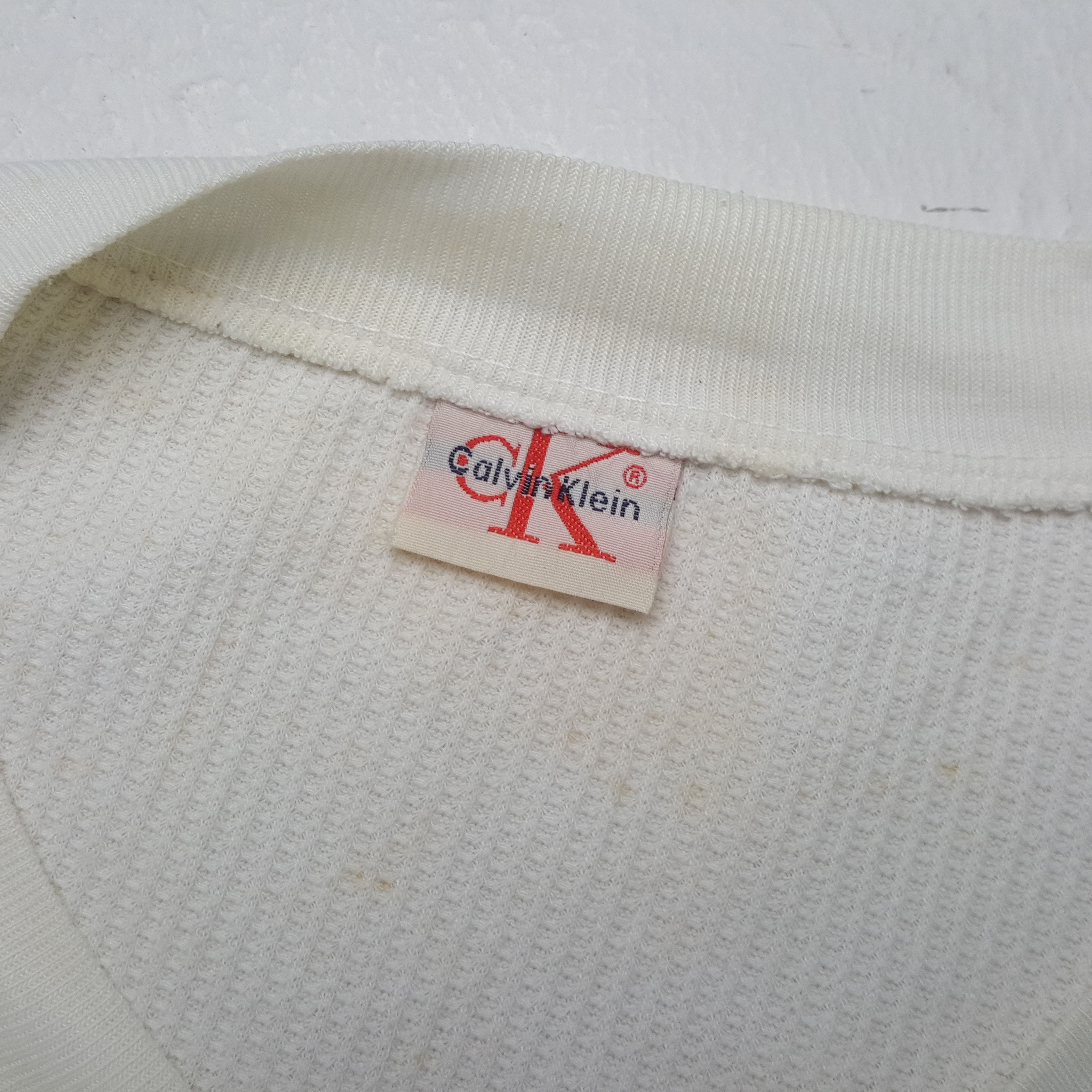 Calvin Klein Calvin Klein Fashion Brand Spellout Logo Design Tshirt RR4 Size US XL / EU 56 / 4 - 4 Thumbnail