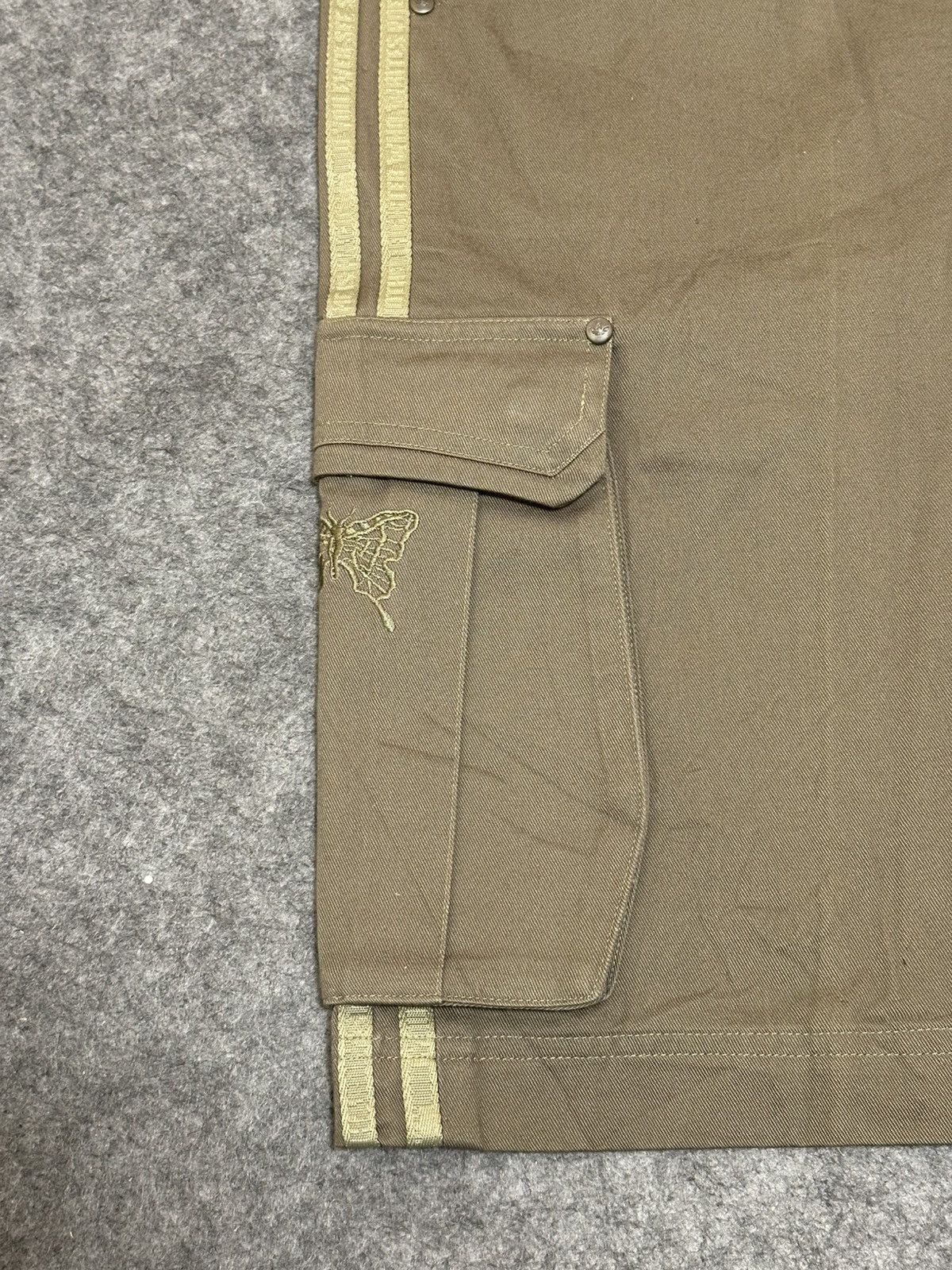 Adidas vintage Adidas cargo shorts with distinctive embroidered bee Size US 33 - 7 Thumbnail