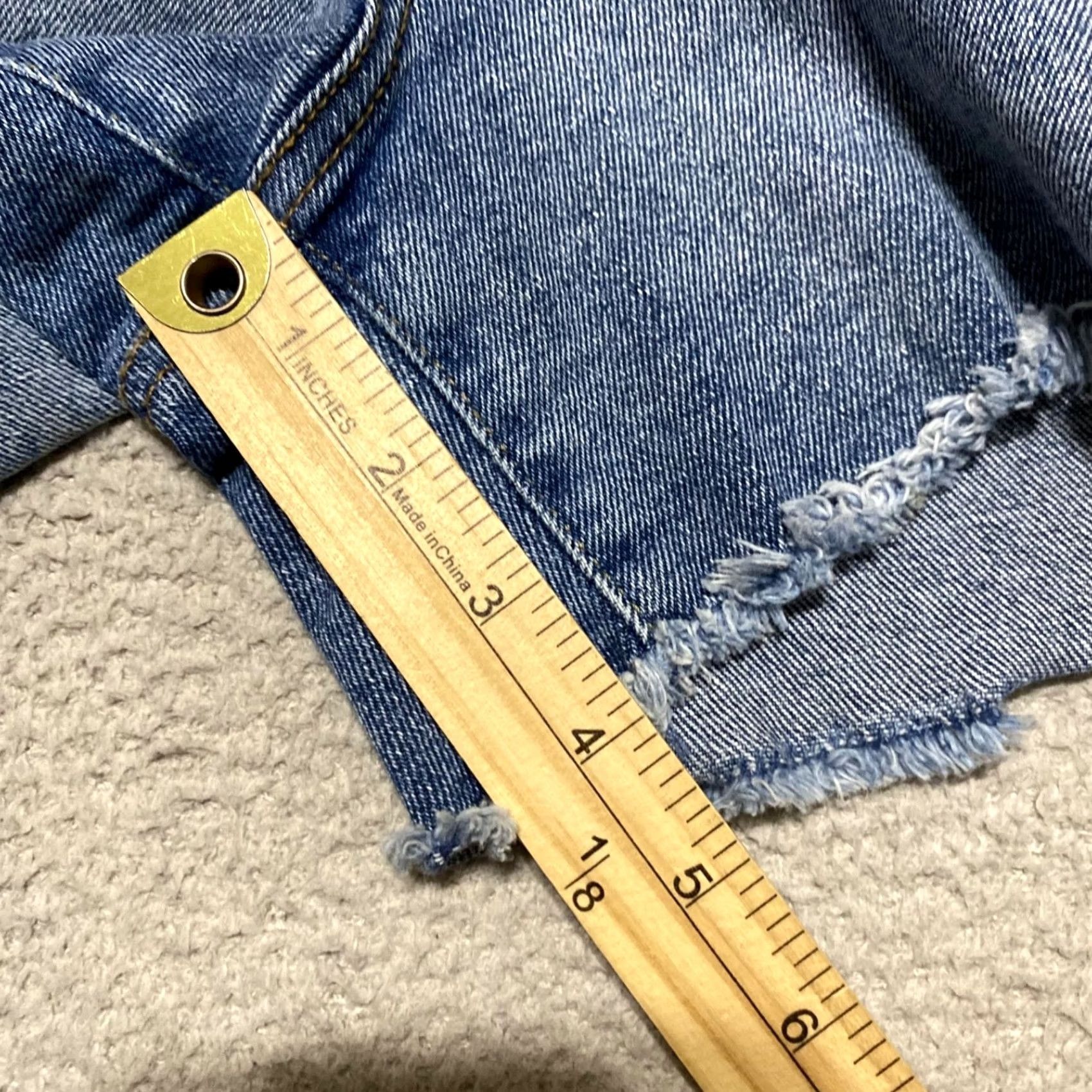 Vintage Kensie Jeans Womens 8 Blue Denim Medium Wash Distressed Cut-Off Mid Rise Shorts 5-Pocket Regular Inseam 4 in Summer Casual Womens Size 30" / US 8 / IT 44 - 5 Thumbnail