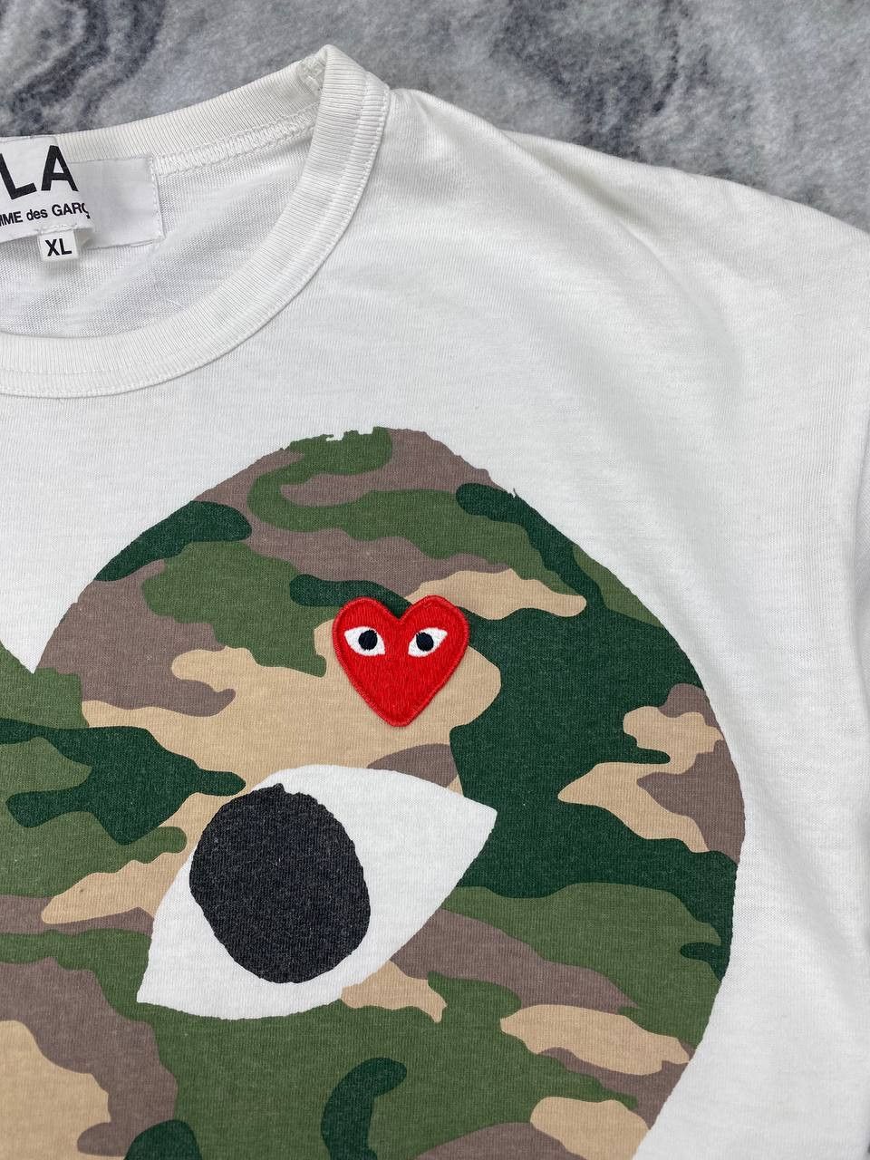 CDG by Comme des Garcons Comme Des Garçons Play Camo Heart T-Shirt Men Size XL White Size US XL / EU 56 / 4 - 2 Thumbnail