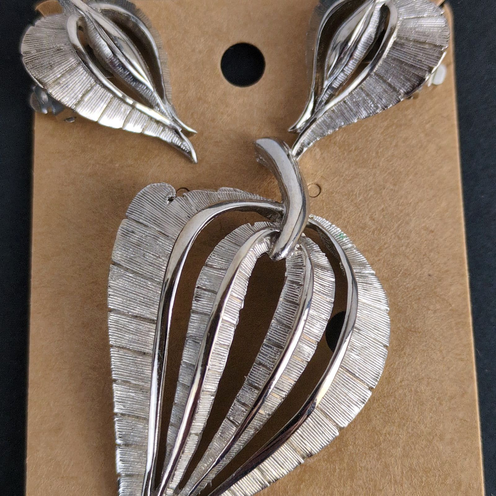 Vintage Mid-Century Silvertone Leaf Brooch Pin Clip-On Earrings Set Size ONE SIZE - 2 Thumbnail