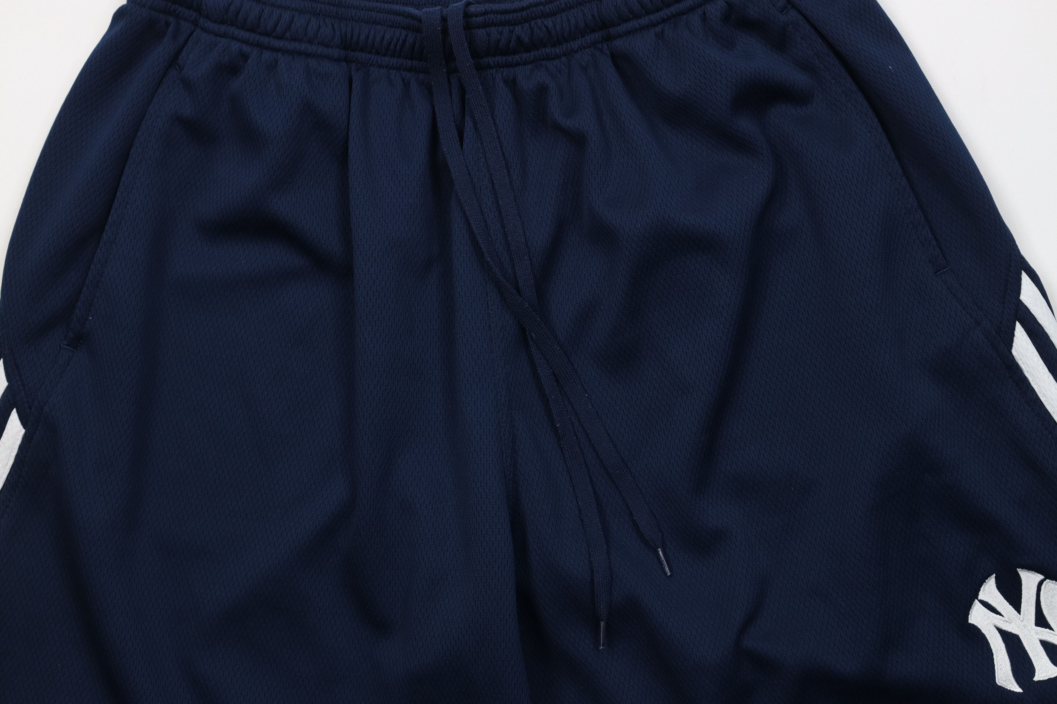Adidas Vintage Adidas New York Yankees Baseball Above Knee Shorts Size US 34 / EU 50 - 3 Thumbnail