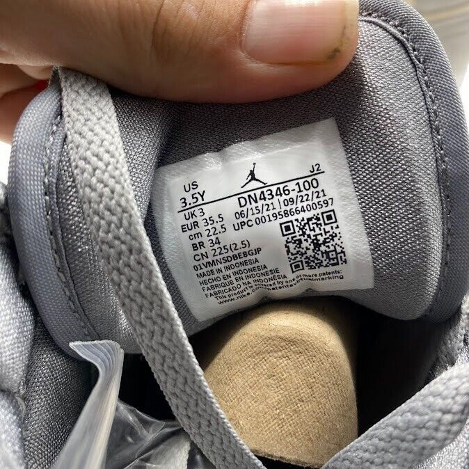 Nike NEW Nike Air Jordan 1 Mid SE Coconut Milk GS DN4346-100 Size US 5 / IT 35 - 8 Thumbnail