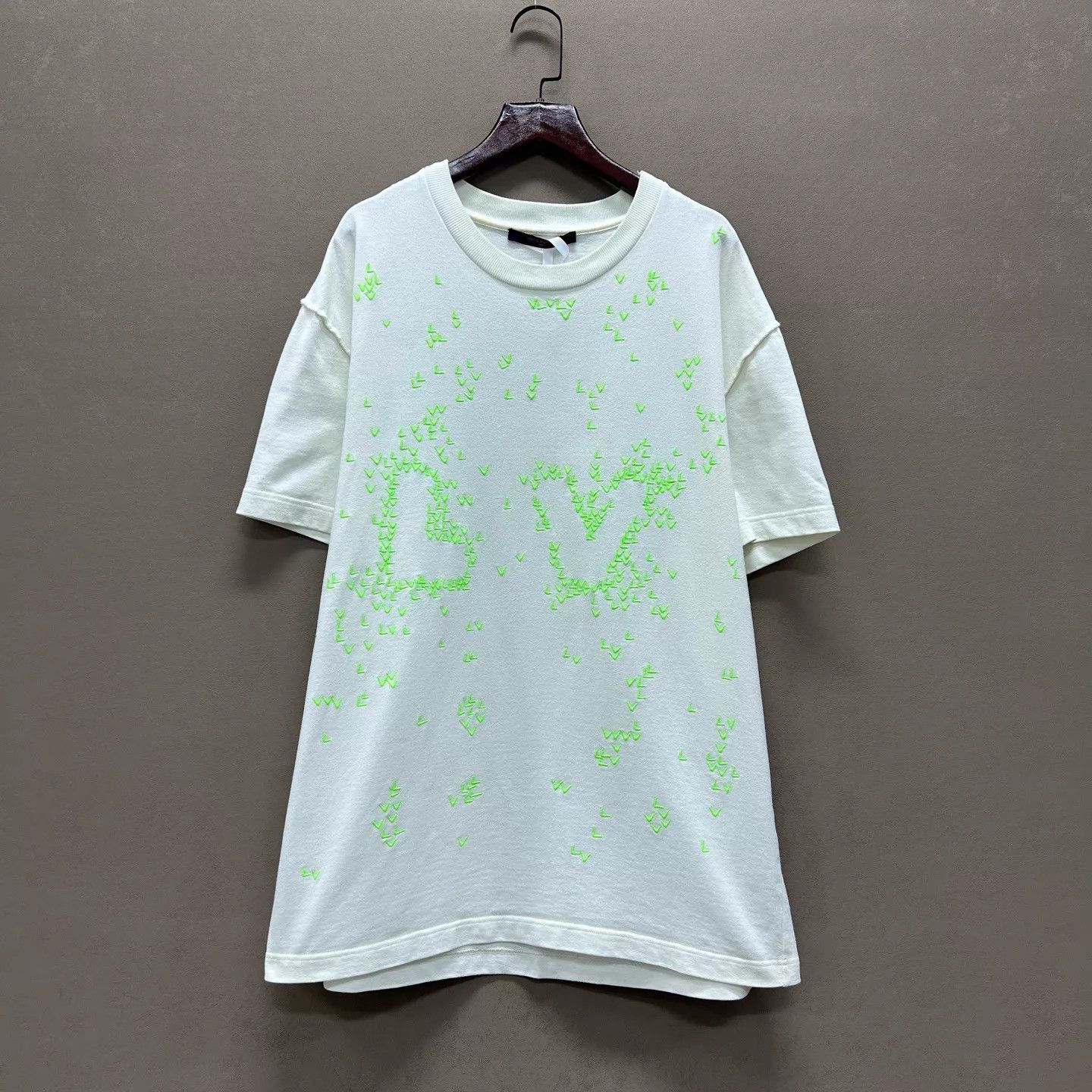 Louis Vuitton LV White/Green Airplane Embroidery Short Sleeve Tee L Size US L / EU 52-54 / 3 - 1 Thumbnail