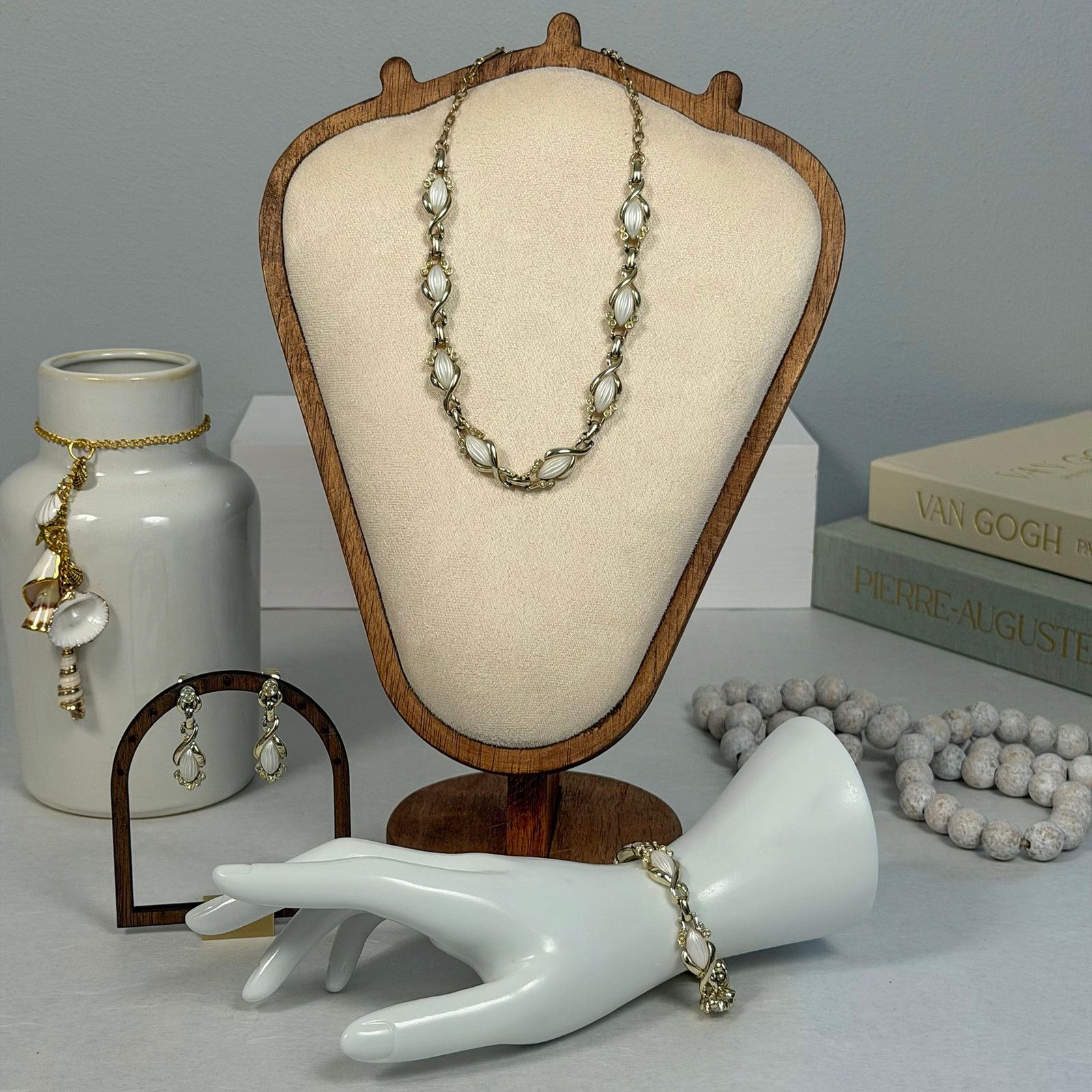 Vintage VTG 1958 Sarah Coventry My Fair Lady Thermoset Jewelry Set Size ONE SIZE - 2 Thumbnail