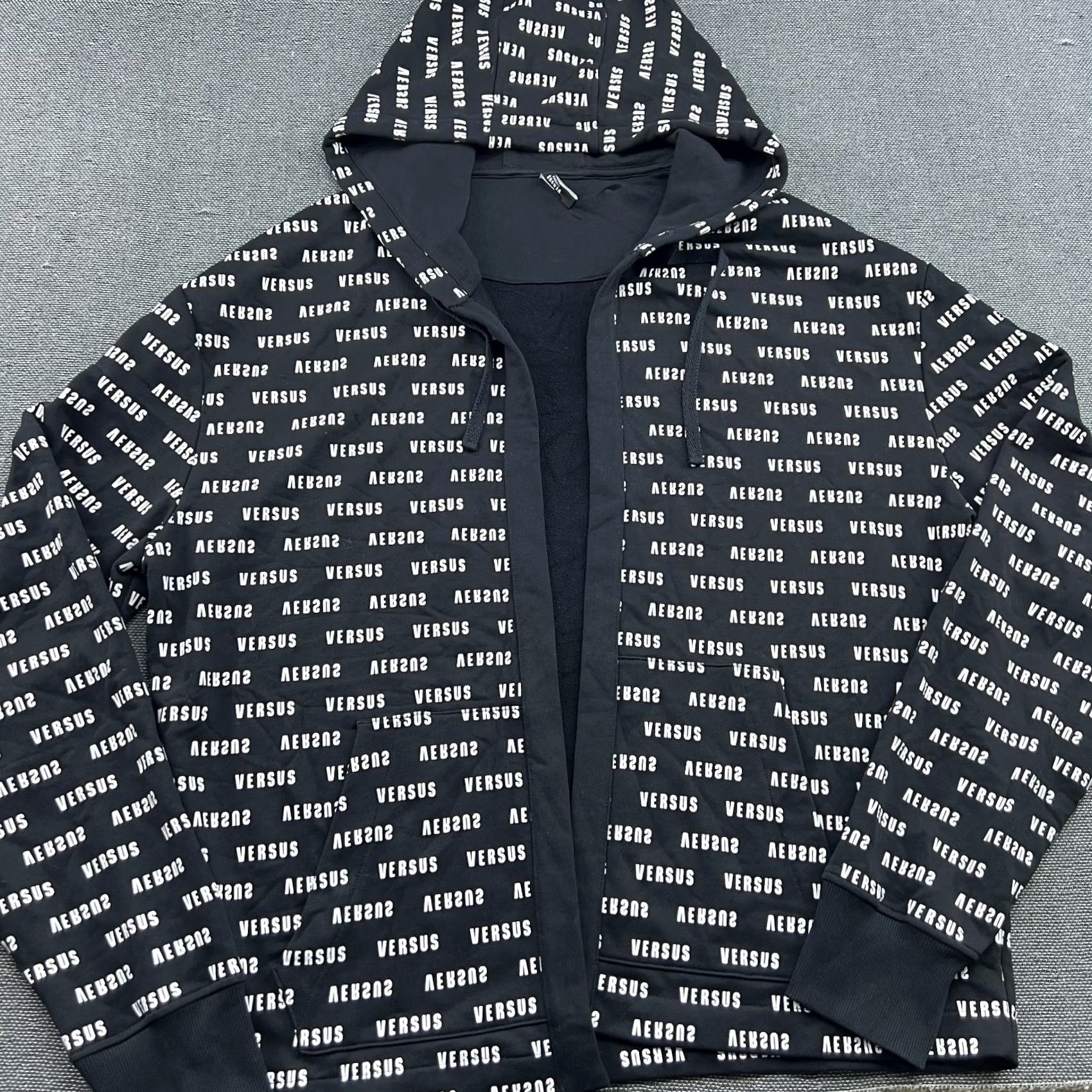 Versace Versace Versus Hoodie Sweatshirt 2XL Drawstrings AOP Spellout Black White Mens Pullover Hooded Pockets Cotton Canvas Long Sleeve Round Neck NY Style Size US XXL / EU 58 / 5 - 2 Thumbnail