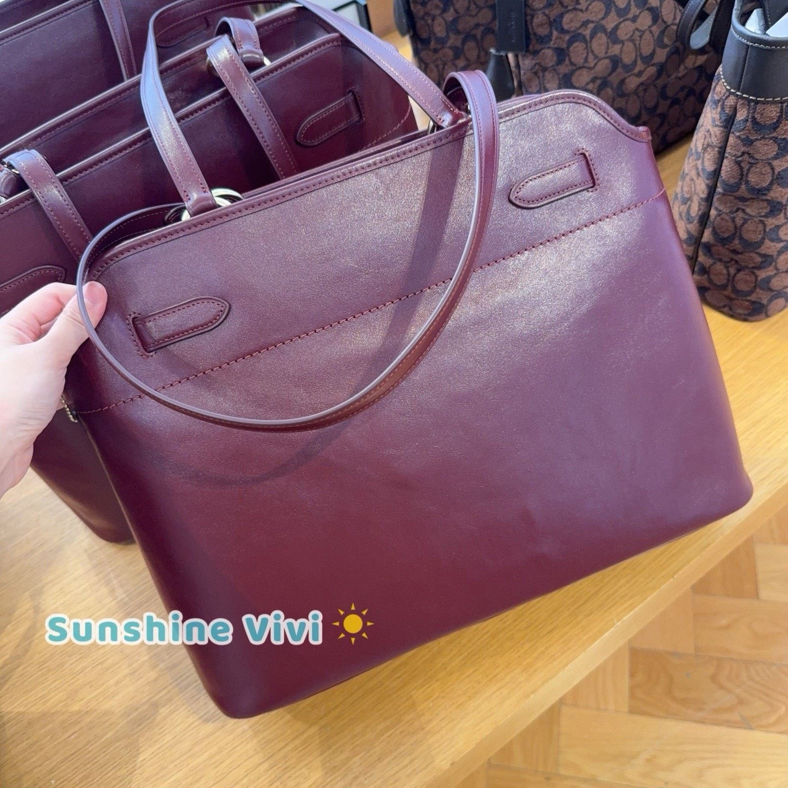 Coach NWT Coach Easton Tote Bag CCZ07 Shiny leather Dark Wine Size ONE SIZE - 4 Thumbnail