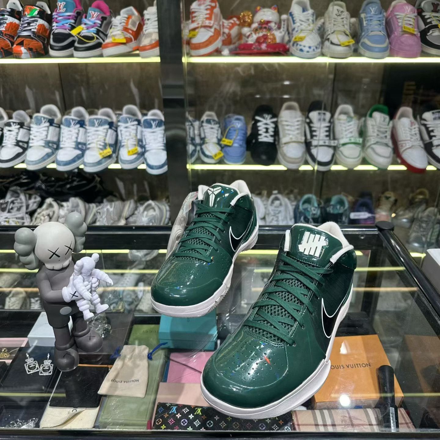 Nike Nike Green Lowtop Sneakers 13 Men Size US 13 / EU 46 - 1 Thumbnail