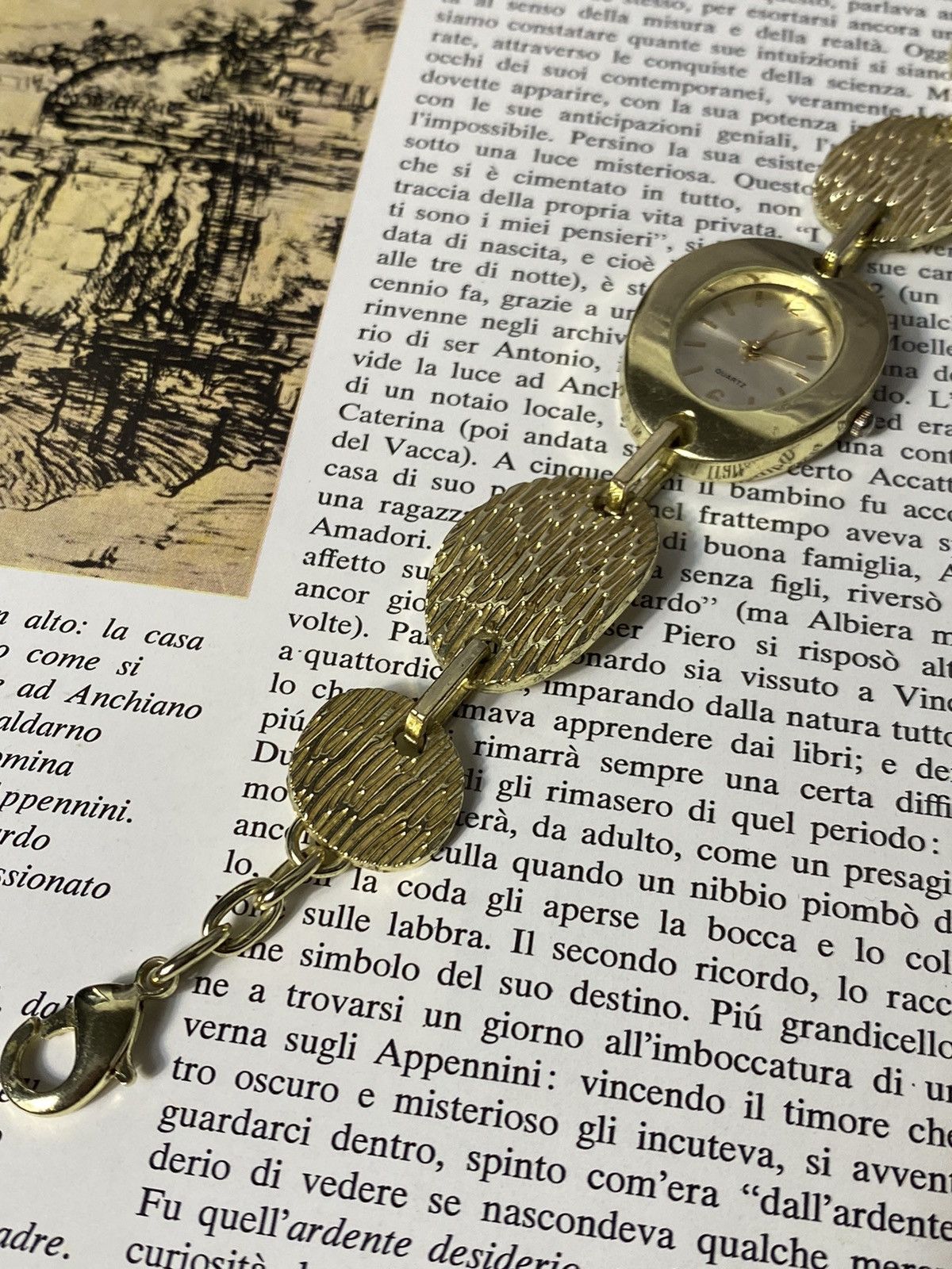 Japanese Brand Avon Vintage Women's Watch Gold Bracelet Size ONE SIZE - 6 Thumbnail