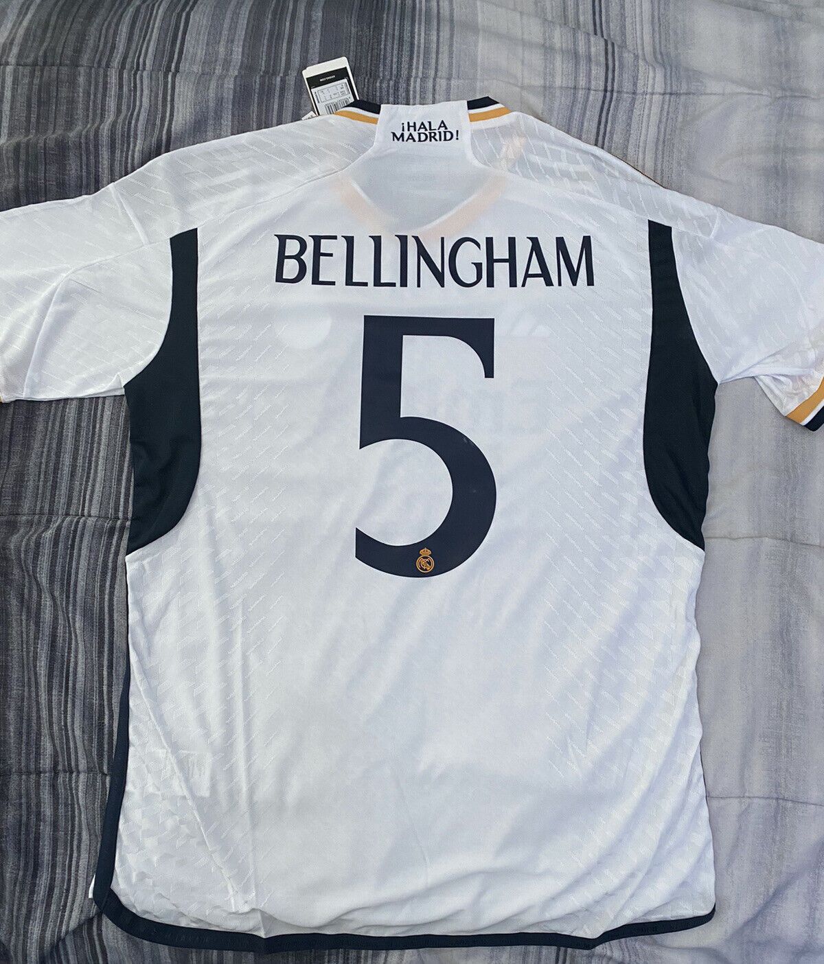 Maillot Extérieur Real Madrid 2023/24 Authentique - Bellingham 5 - Taille M - Neuf Avec étiquettes
