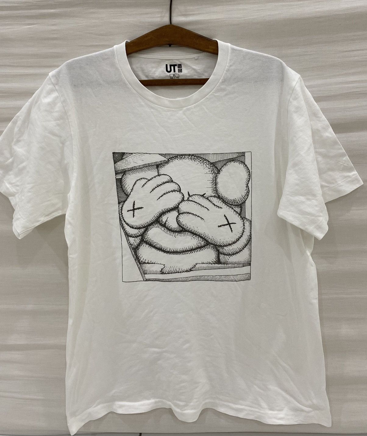 KAWS X UNIQLO TSHIRT