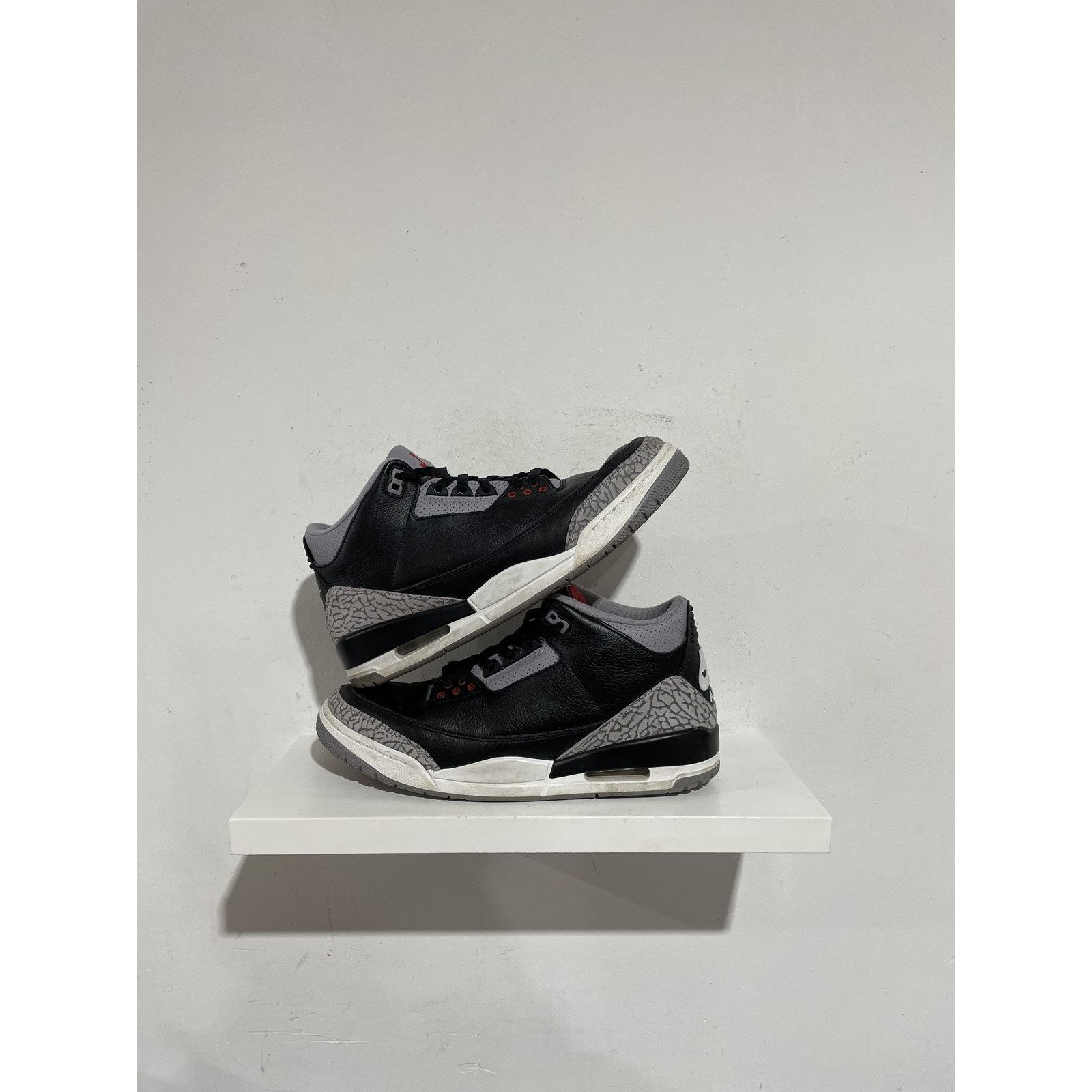 Jordan Brand NIKE JORDAN 3 BLACK CEMENT 11 PREOWNED Size US 11 / EU 44 - 1 Thumbnail