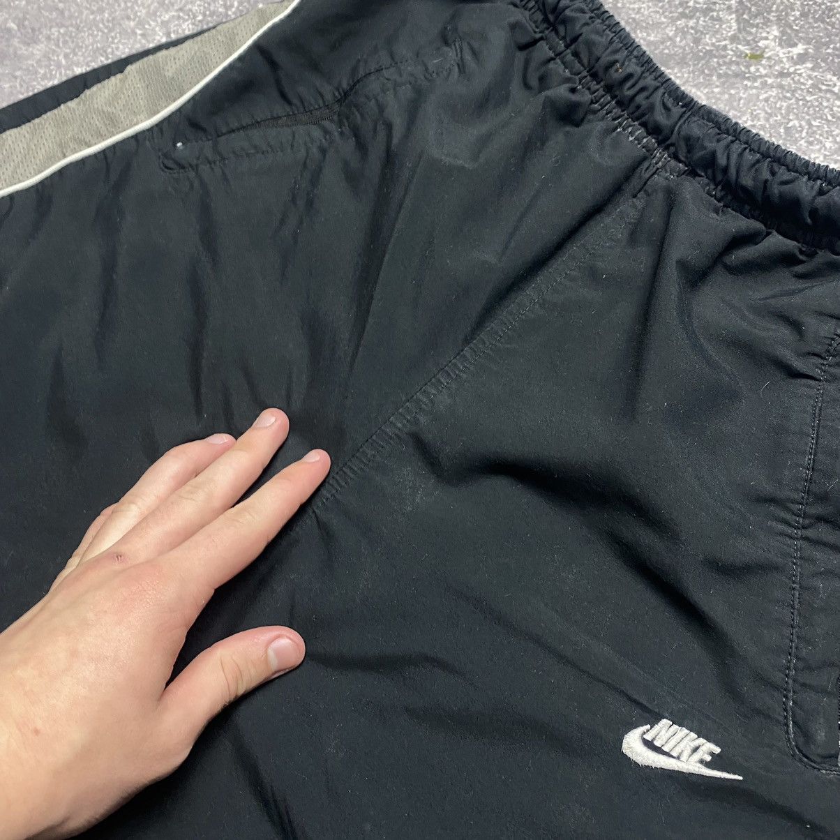 Vintage Vintage Nike Small Logo 90’s Puffs Nylon shorts Size US 32 / EU 48 - 5 Thumbnail