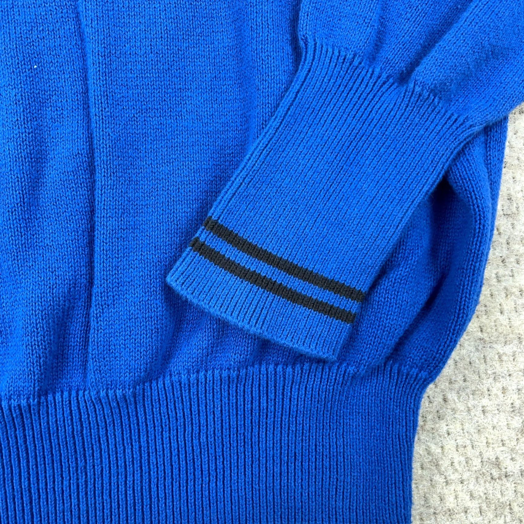 Van Heusen VINTAGE Van Heusen Golf Sweater Men L Royal Blue V Neck Embroidered Logo 90s USA Mens Size US L / EU 52-54 / 3 - 6 Thumbnail