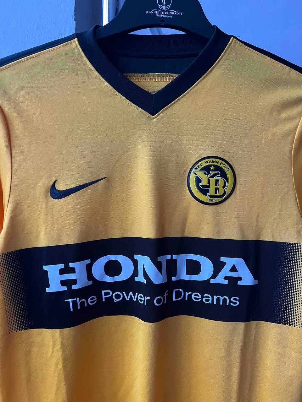 Nike 2016/17 BSC YOUNG BOYS HOME SOCCER JERSEY FOOTBALL SHIRT M Size US M / EU 48-50 / 2 - 4 Thumbnail