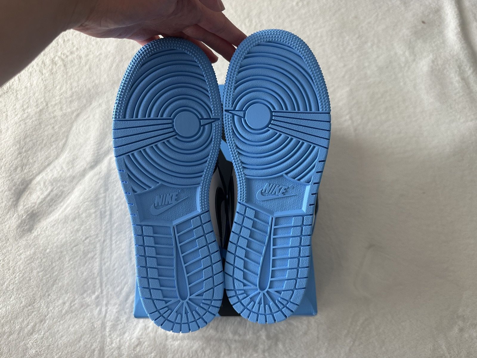 Jordan Brand × Nike Jordan 1 Retro “UNC Toes” High Top Size US 5.5 / EU 38 - 8 Thumbnail