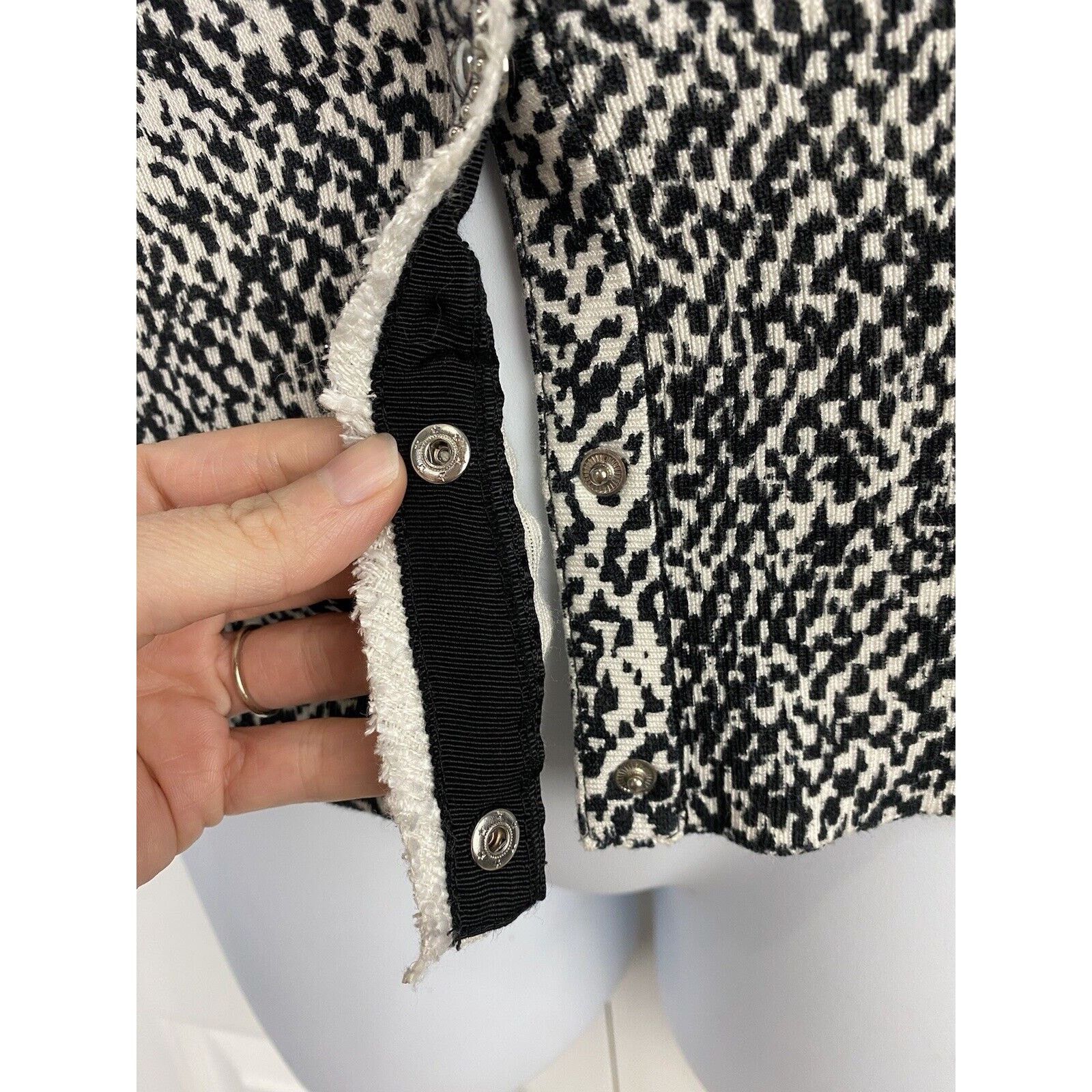White House Black Market White House Black Market Sweater Snap Cardigan Black White Size L / US 10 / IT 46 - 5 Thumbnail