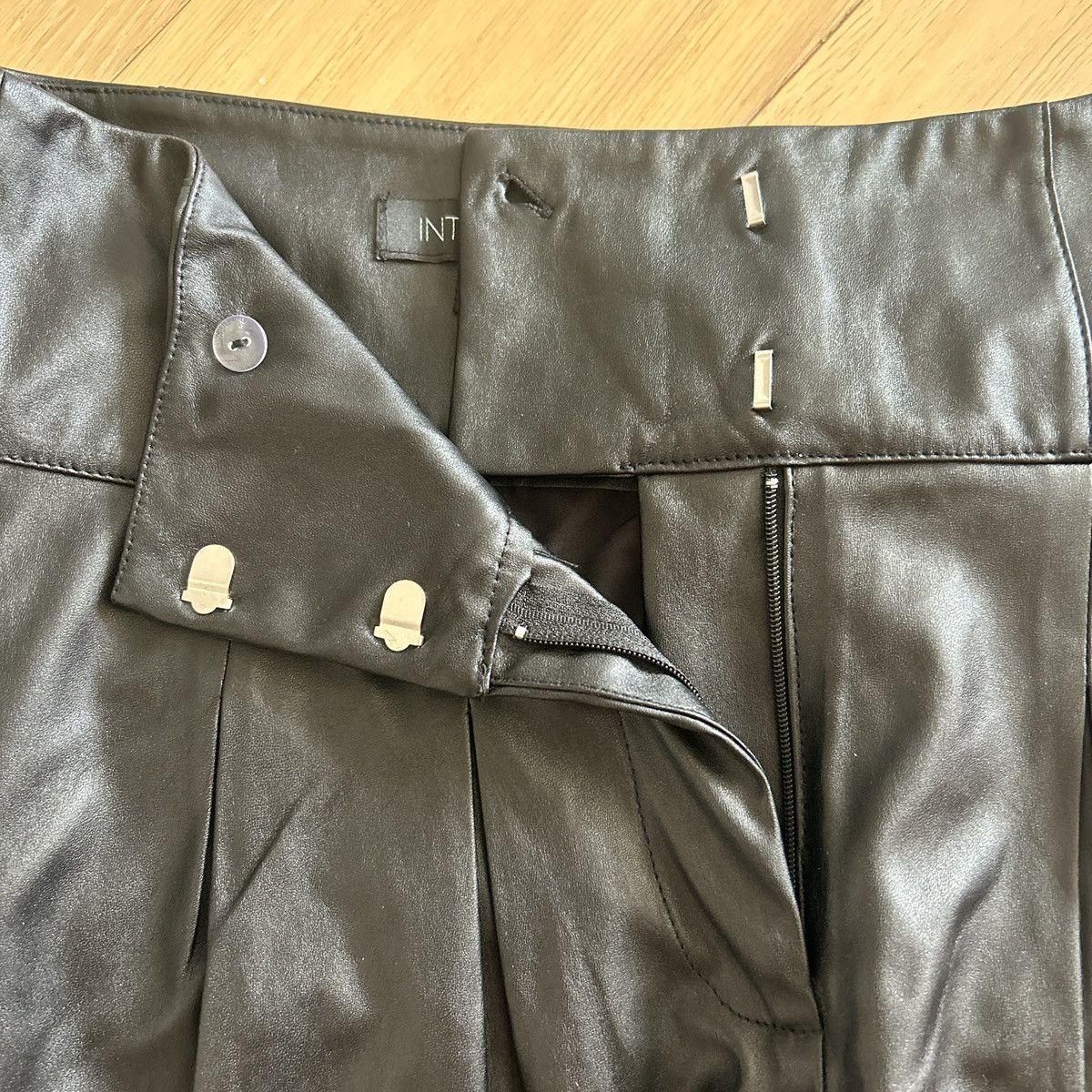 INTERMIX Remi Pleated Leather Shorts Size 25" / US 0 / IT 36 - 4 Thumbnail