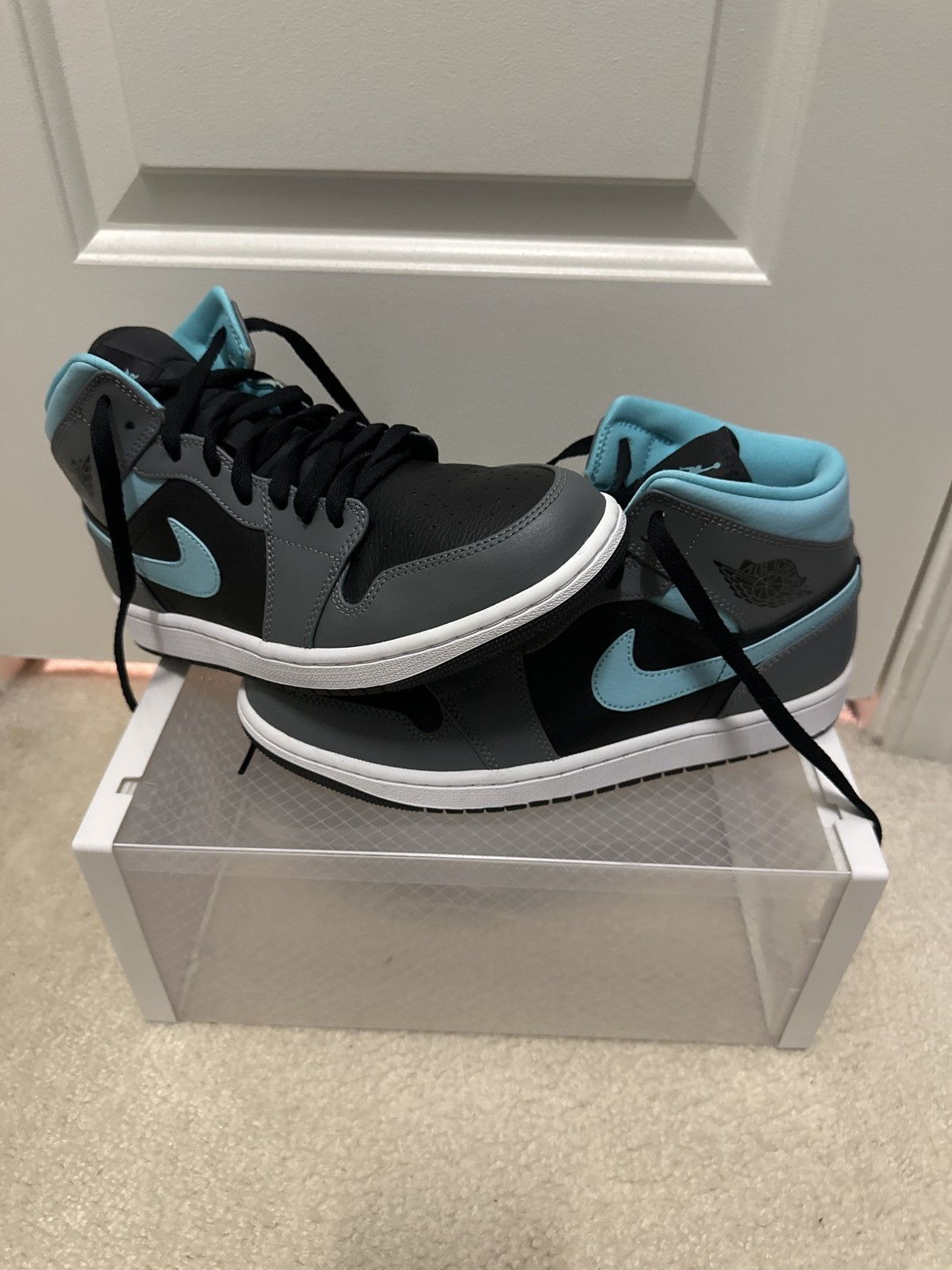 Grey aqua Jordan mid