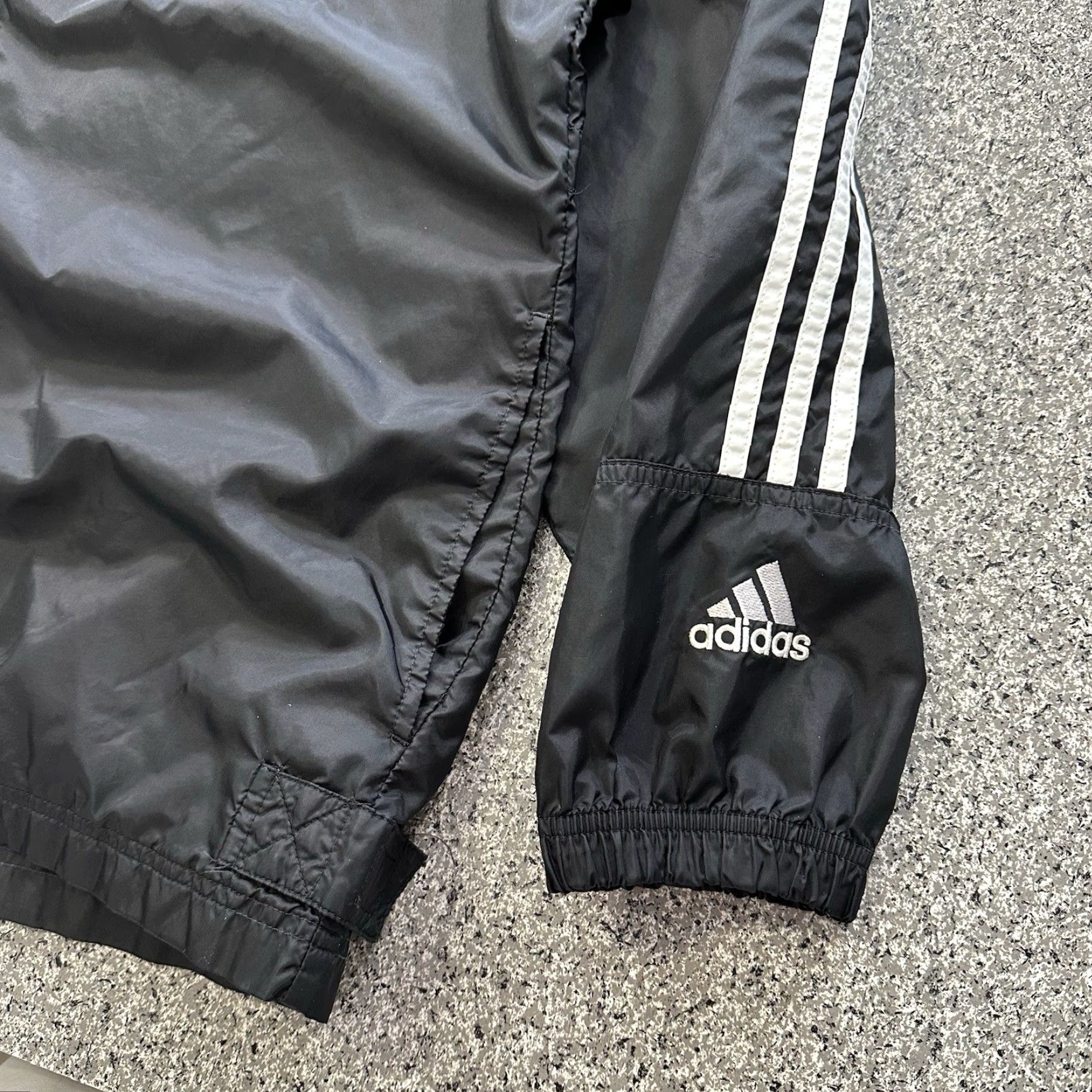 Adidas VINTAGE adidas Windbreaker Jacket Mens L Black Hooded Y2K 3 Stripes Full Zip Windbreaker Jacket Size US L / EU 52-54 / 3 - 4 Thumbnail