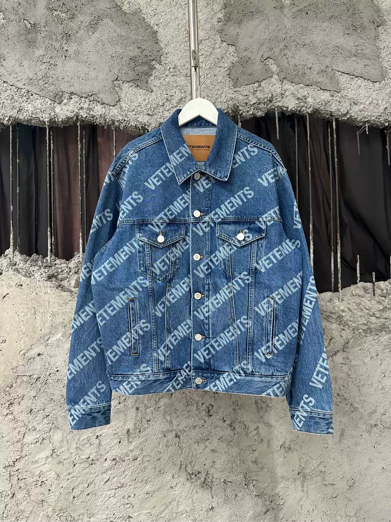 Vetements Vetements Logo Denim Jacket XS Size US XS / EU 42 / 0 - 1 Thumbnail