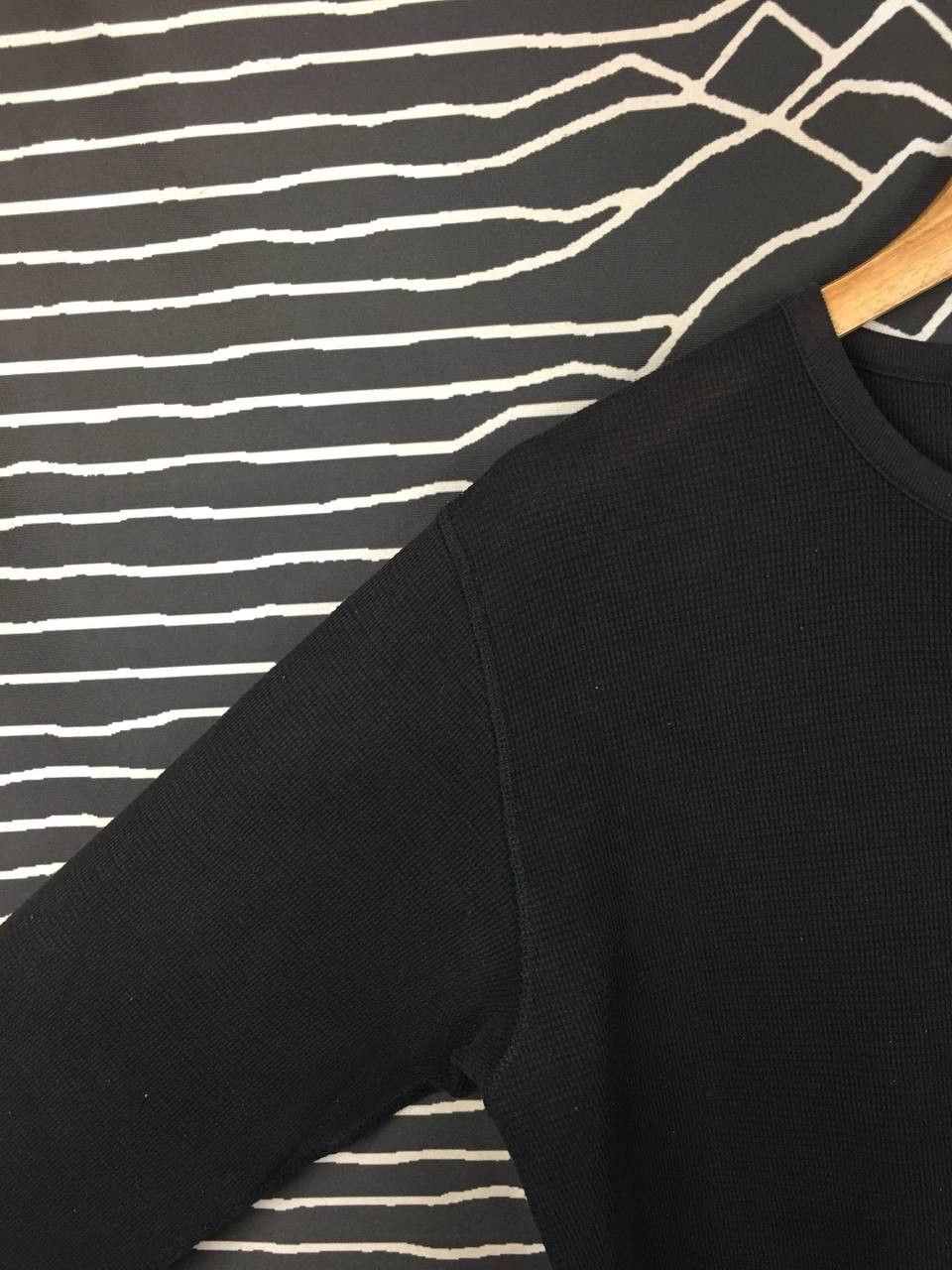 Uniqlo Uniqlo Waffle Knit Thermal Henley Long Sleeve Tee Size L Size US L / EU 52-54 / 3 - 4 Thumbnail