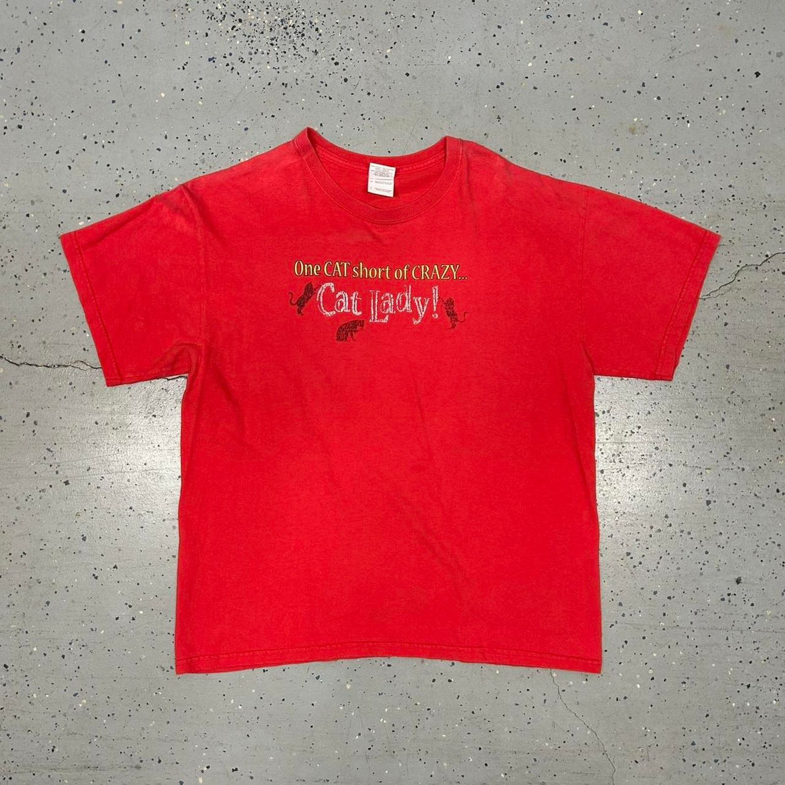 Gildan Y2K Red "One Cat Short Of Crazy" graphic tee Size L / US 10 / IT 46 - 1 Thumbnail