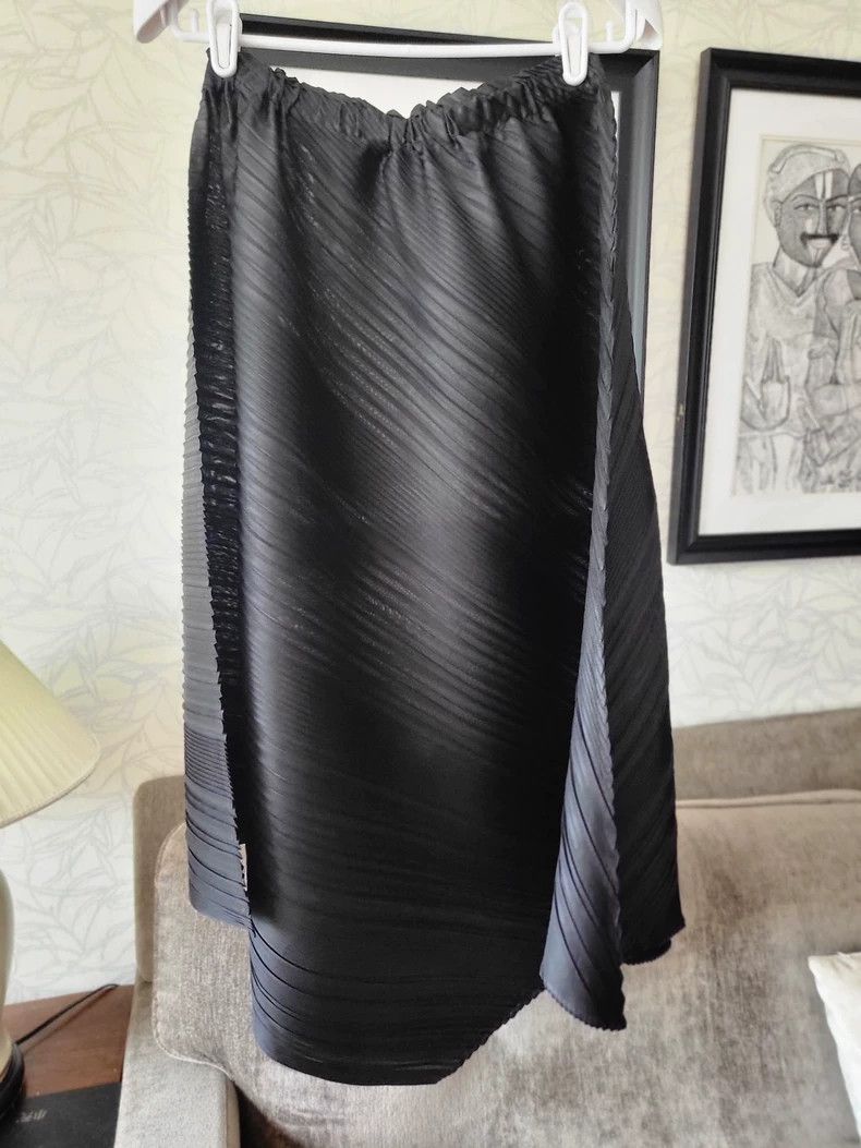 Issey Miyake Issey Miyake size:5 Black pleated skirt Size 42" / US 20 - 1 Thumbnail