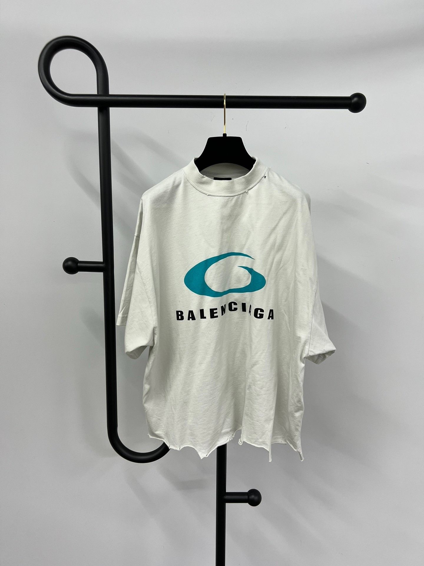 Balenciaga Balenciaga Distressed Short-Sleeve T-Shirt L Size US L / EU 52-54 / 3 - 1 Thumbnail