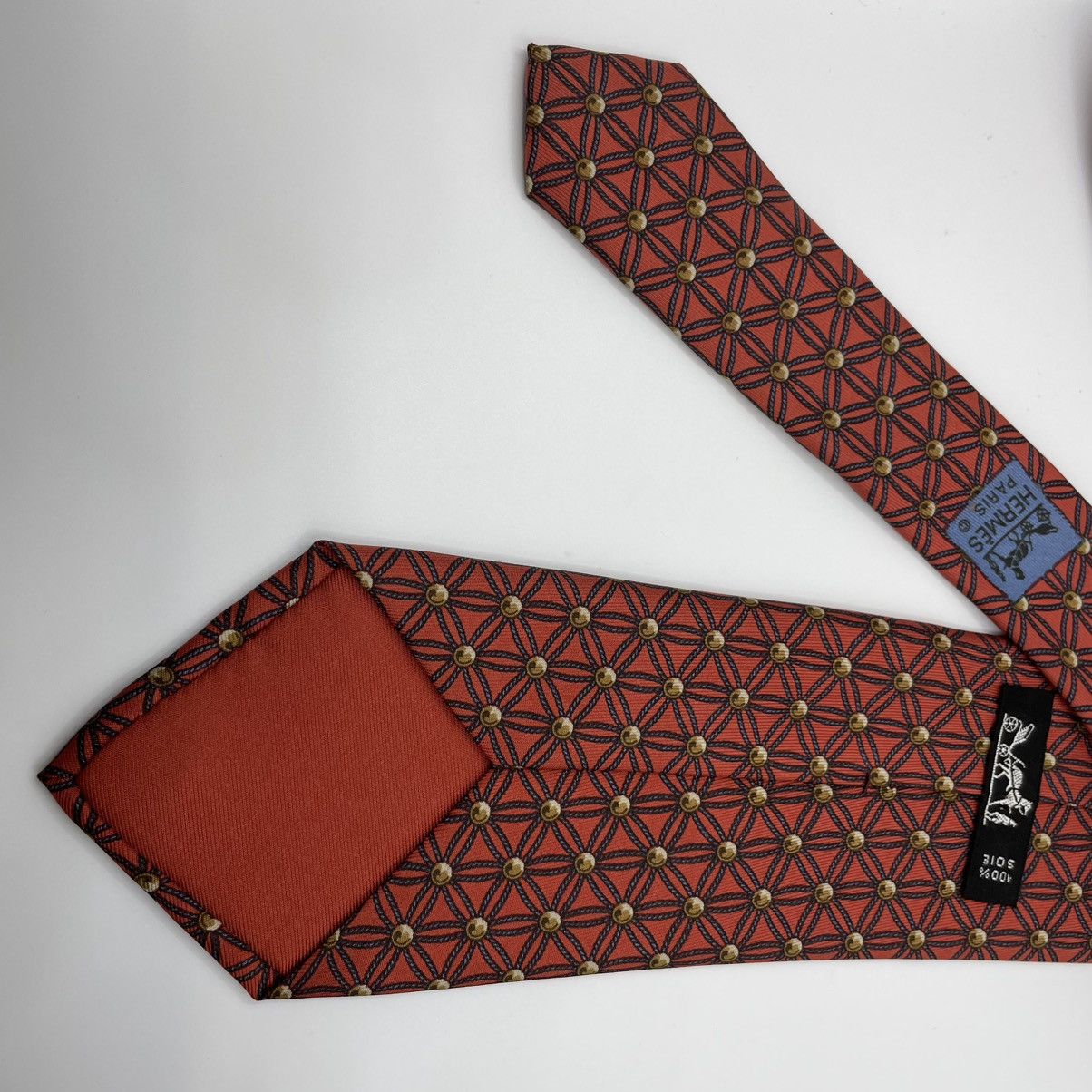 Hermes Hermès Paris 946 IA Silk Tie Red Geometric Chainlink Gold Size ONE SIZE - 7 Thumbnail