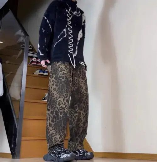 Jean Retro straight leg loose fitting leopard print jeans Size US 32 / EU 48 - 1 Thumbnail