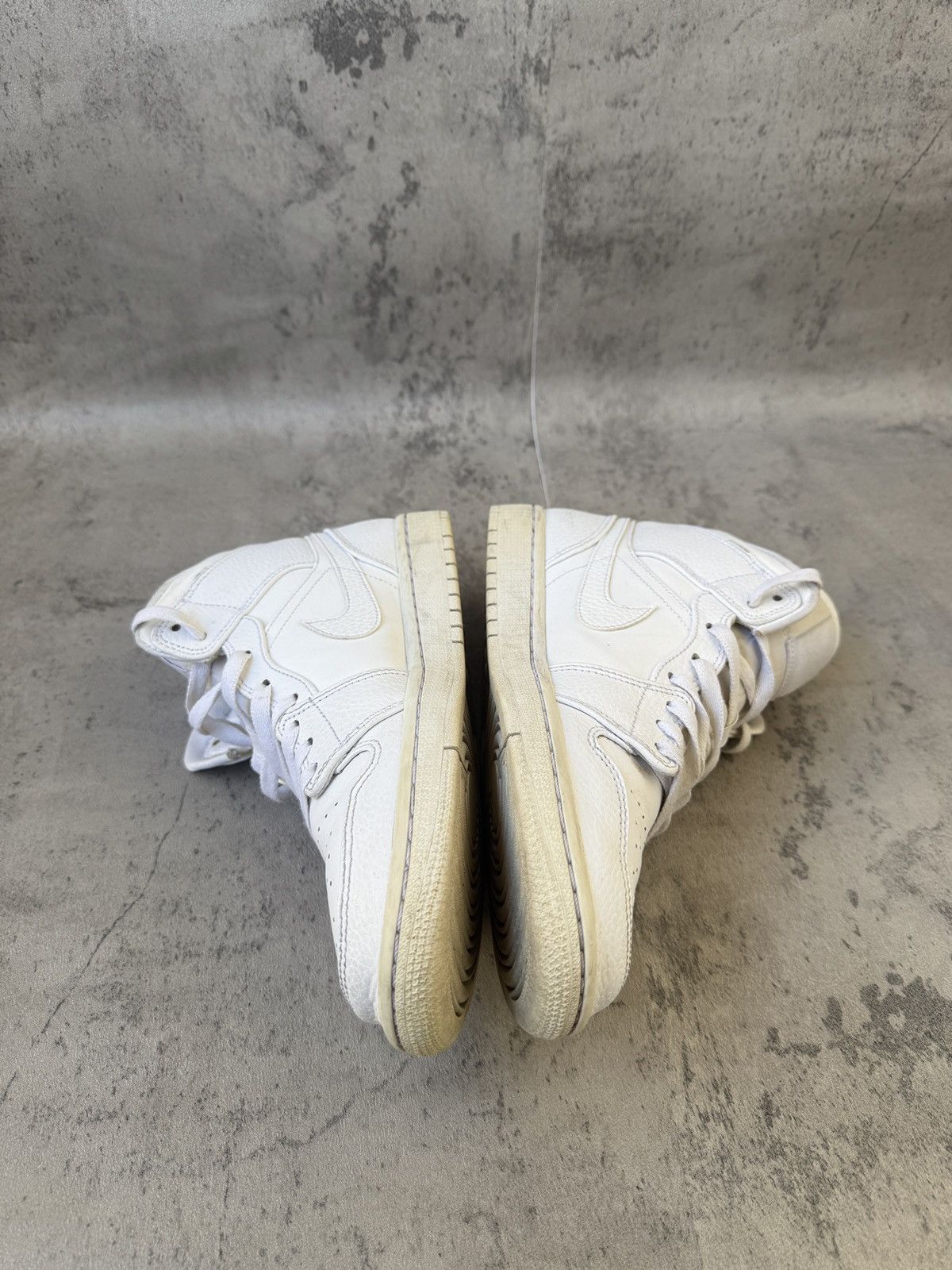 Nike NIKE AIR JORDAN 1 MID TRIPPLE WHITE Size US 8 / EU 41 - 7 Thumbnail