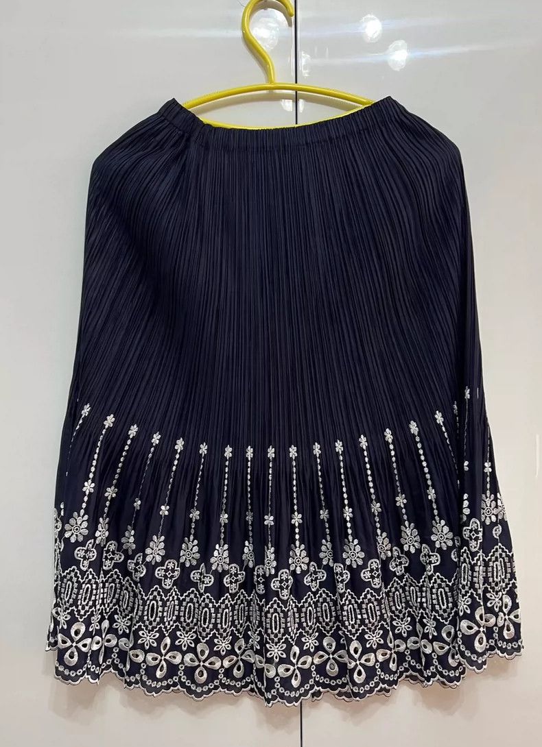 Issey Miyake Issey Miyake size:1 Black vintage beauty embroidered skirt Size 22" - 2 Thumbnail