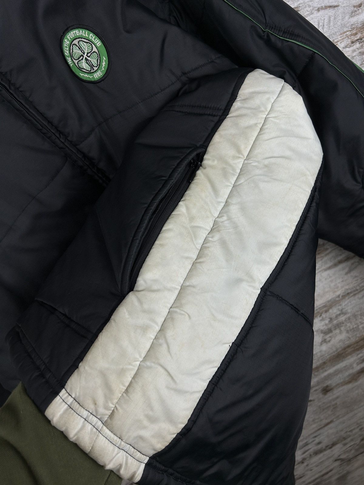 Umbro × Vintage Mens Vintage Umbro FC Celtic Puffer Down Jacket football y2k Size US L / EU 52-54 / 3 - 13 Thumbnail