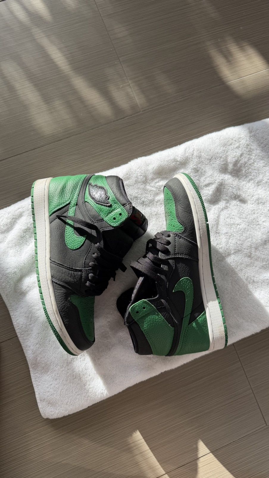 Jordan Brand Air Jordan 1 OG Pine Green 2.0 Size US 8 / EU 41 - 2 Thumbnail