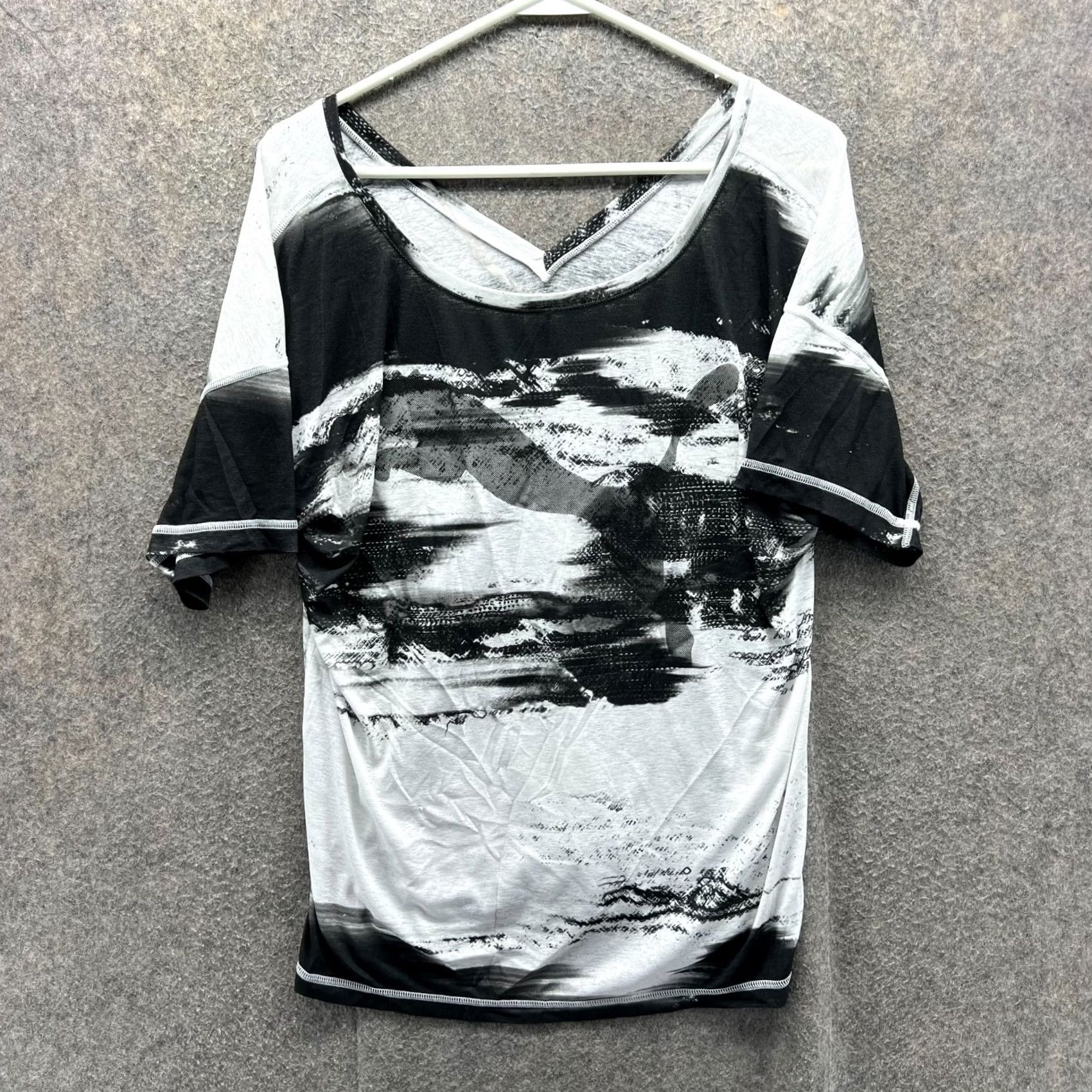 Puma PUMA Shirt Womens M Gray Black Graphic V Neck Short Sleeve Abstract Camo Size M / US 6-8 / IT 42-44 - 2 Thumbnail