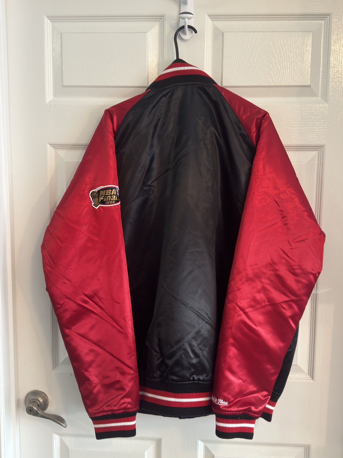 Mitchell & Ness Mitchell & Ness Chicago Bulls 1996 NBA Finals Satin Jacket Size US XXL / EU 58 / 5 - 2 Thumbnail