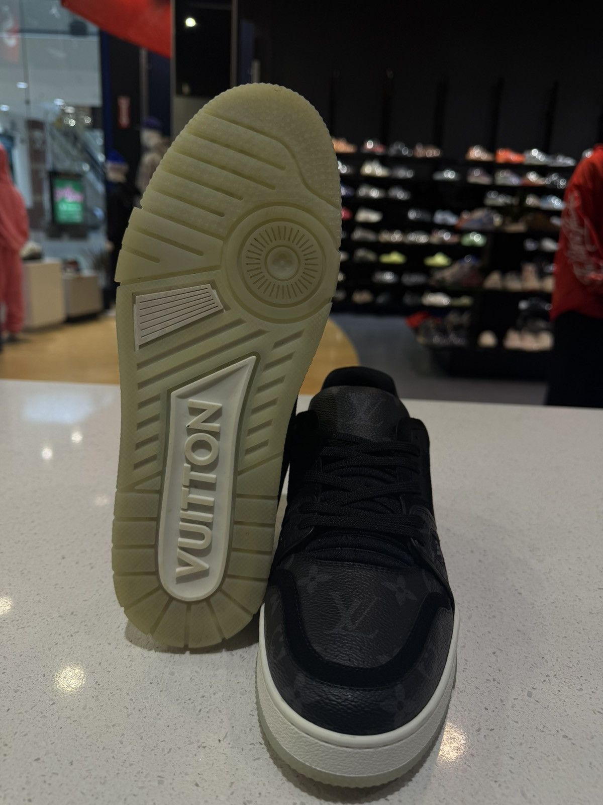 Louis Vuitton Size 6UK/7US - Louis Vuitton Trainer Low Top Black Size US 6 / EU 39 - 8 Thumbnail
