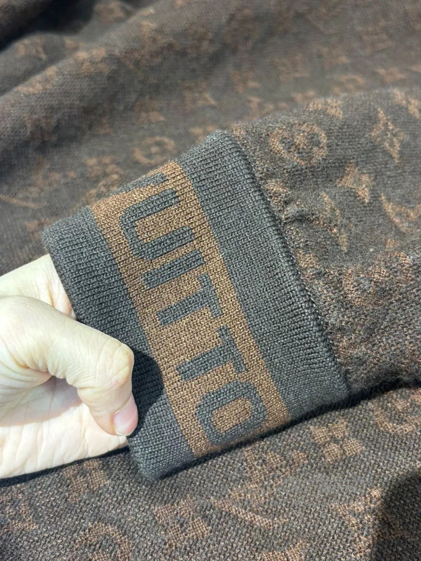 Louis Vuitton Louis Vuitton SS23 Logo Embossed Men's Sweater. Size US L / EU 52-54 / 3 - 4 Thumbnail