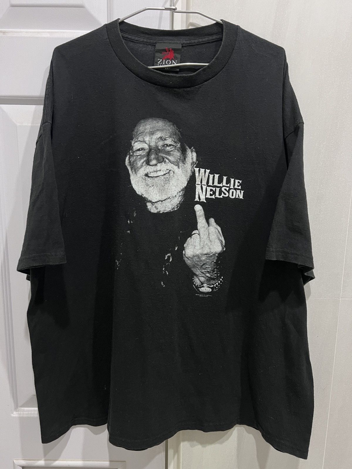 Rap Tees × Vintage × Zion Rootswear Vintage Y2K WILLIE NELSON TEE MIDDLE FINGER 2XL oversized Size US XXL / EU 58 / 5 - 1 Thumbnail