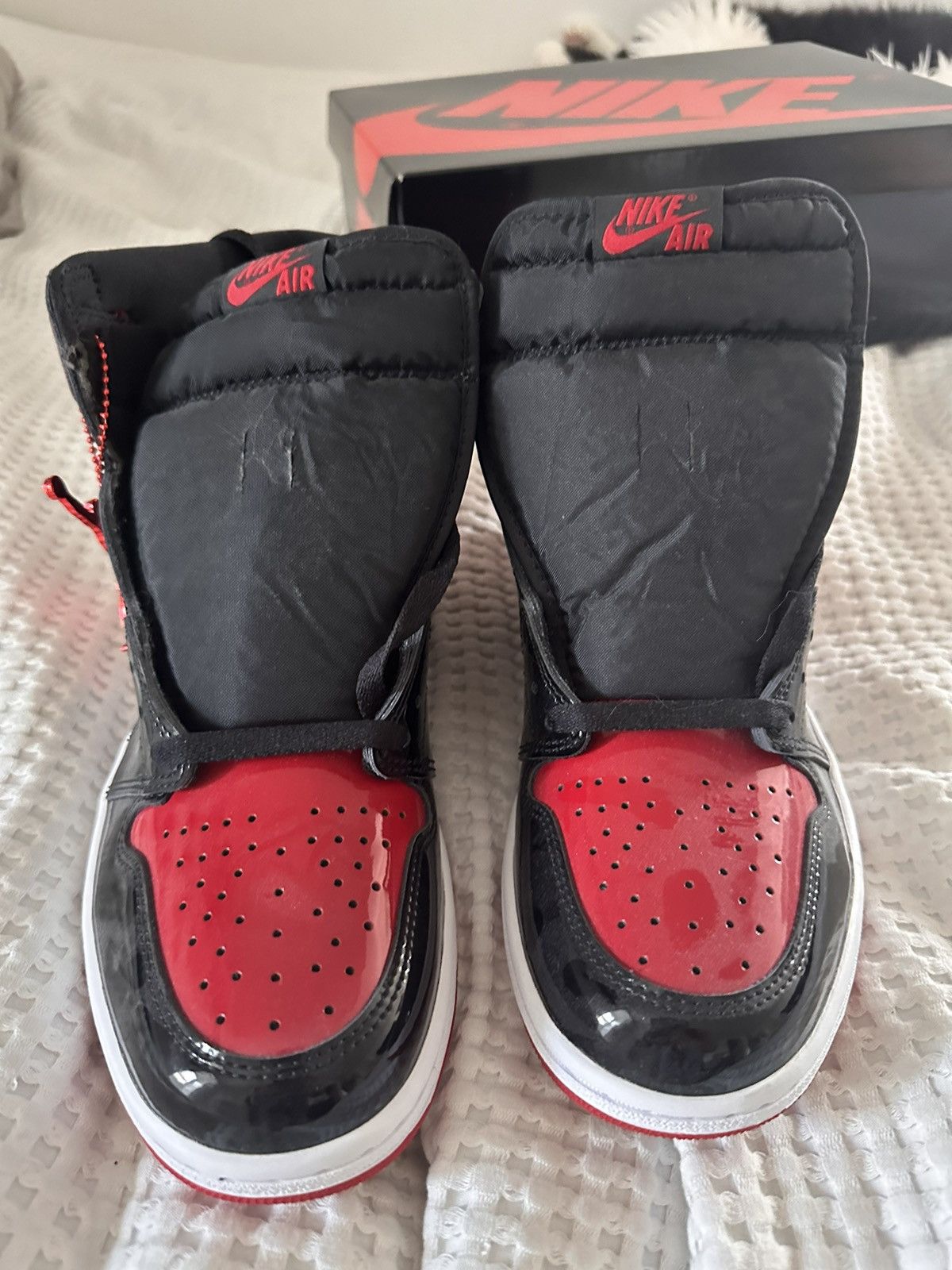 Jordan Brand × Nike Jordan 1 Patent Bred Size US 11 / EU 44 - 4 Thumbnail