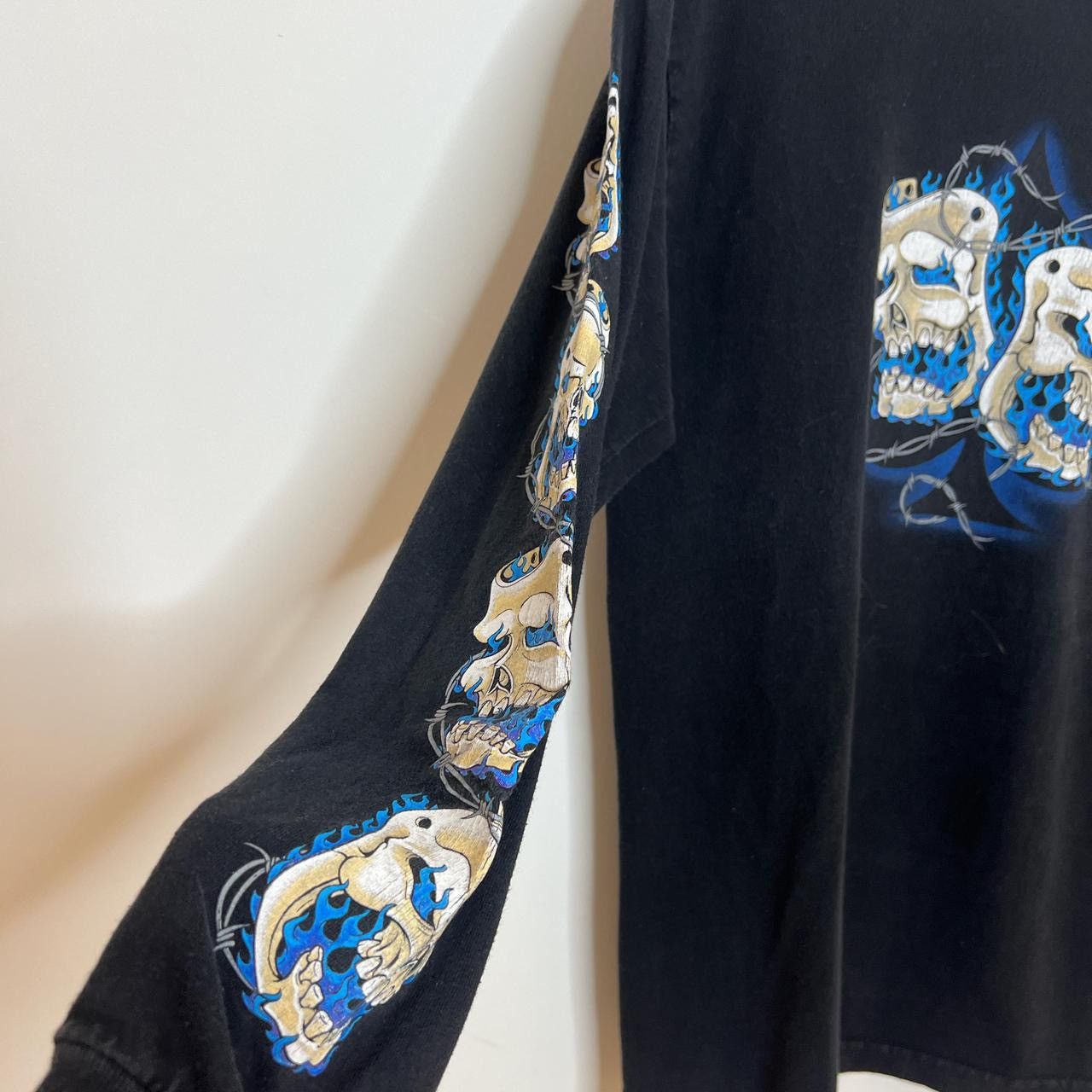 Vintage vintage Y2K skulls and barb wire long sleeve tee shirt Size US M / EU 48-50 / 2 - 4 Thumbnail