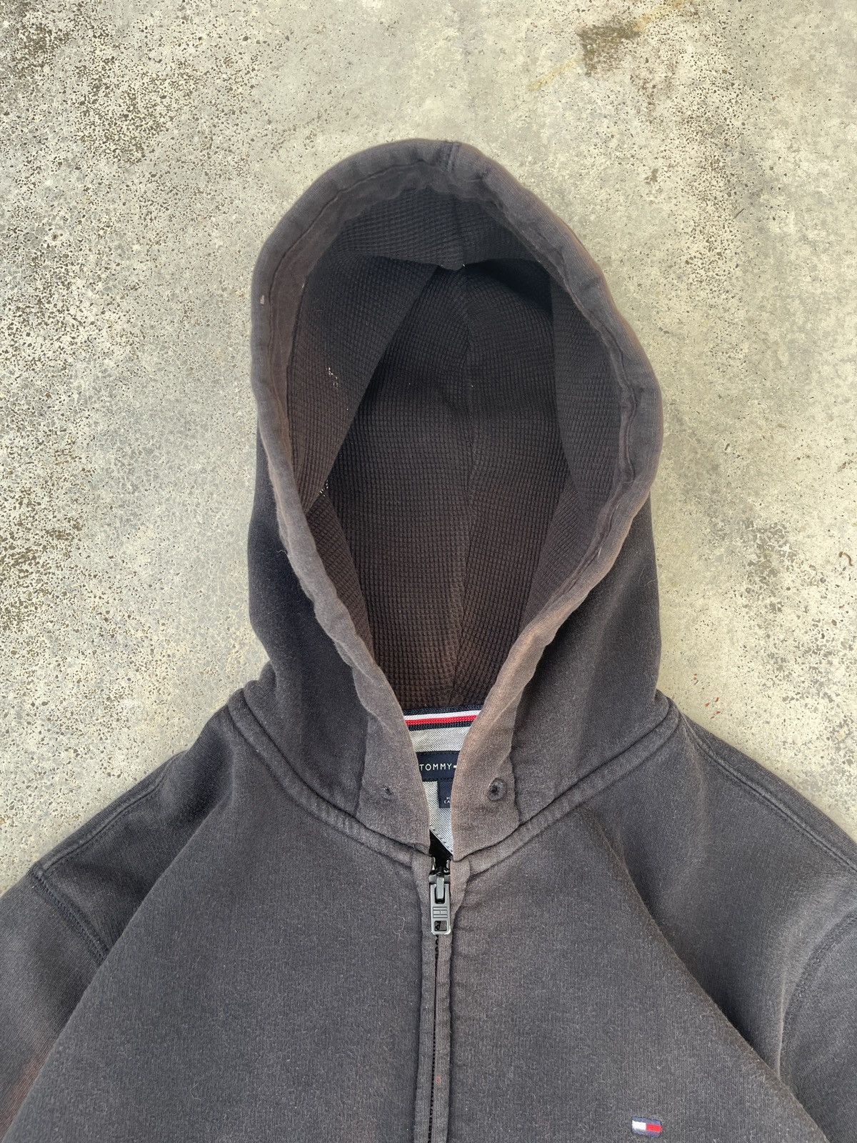 Tommy Hilfiger × Vintage Vintage Faded Black Tommy Hilfiger Zip Up Hoodie Size US L / EU 52-54 / 3 - 11 Thumbnail